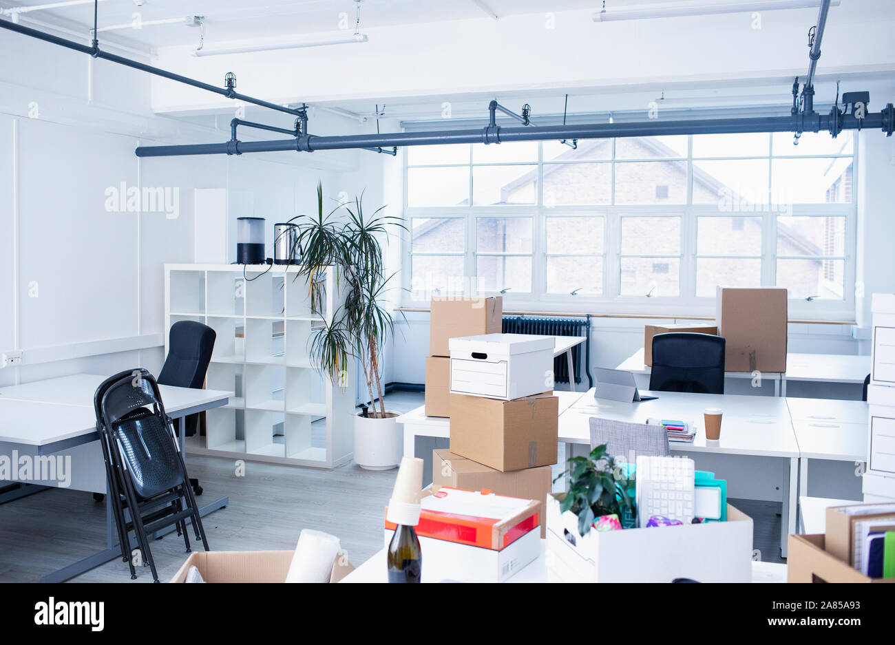 Kartons in neue, moderne Büro Stockfoto