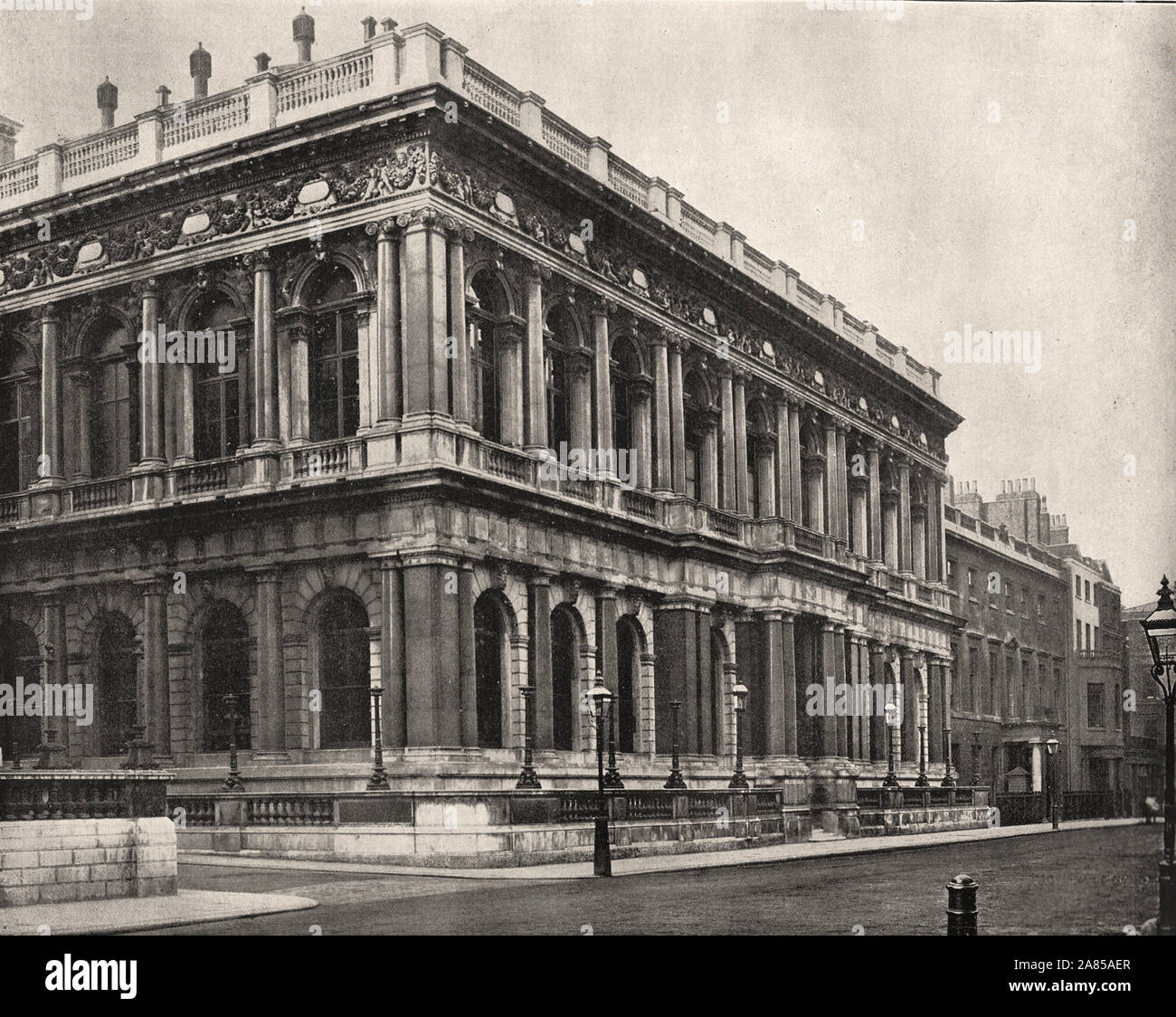 Von "Der beschreibende Album von London" von George H Birke 1896-Text extrahieren: "CARLTON CLUB.- Dieses palastartige aussehende Struktur auf der Südseite der Pall Mall, die Arbeit von Sydney Smirke und ersetzt eine frühere Arbeit von seinem Bruder Sir Robert, war um 1850 fertig, und das Design ist von Sansovino's Library der Markusplatz, Venedig kopiert. Es ist die erste Instanz in London über die Verwendung von farbigem Material als externe Dekoration angewendet wird, werden die Spalten, aus poliertem Granit Peterhead. Der Eintritt beträgt 115 15 s., und das jährliche Abonnement IOS. Es ist streng Konservativen wie in der Politik. ' Stockfoto