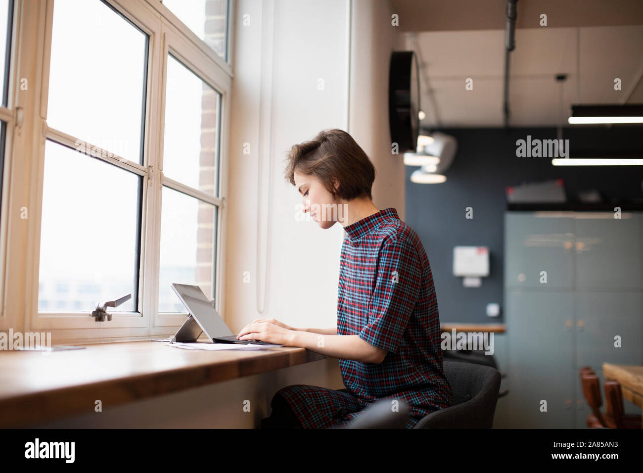 Geschäftsfrau arbeiten bei digitalen Tablette im Büro Stockfoto