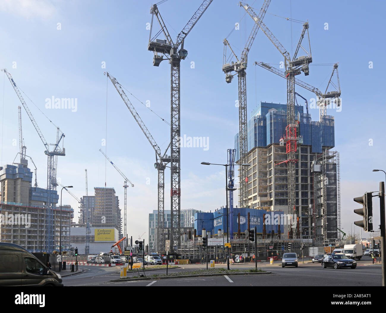 Krane surround Bauarbeiten an der Vauxhall Cross, London. Zeigt die Arbeiten an der neuen Nine Elms Entwicklung (Mitte und rechts), zwei Wohntürme. Stockfoto