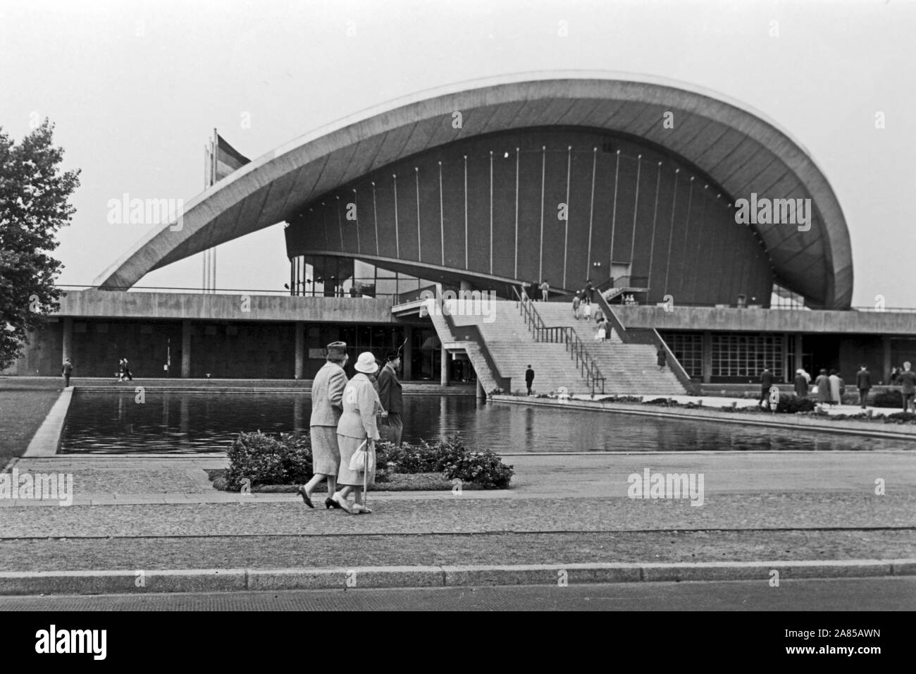Kongresshalle an der John Foster Dulles Allee im Ortsteil Tiergarten in Berlin, Deutschland 1961 sterben. Kongress- und Veranstaltungshalle am Tiergarten in Berlin, Deutschland 1961. Stockfoto