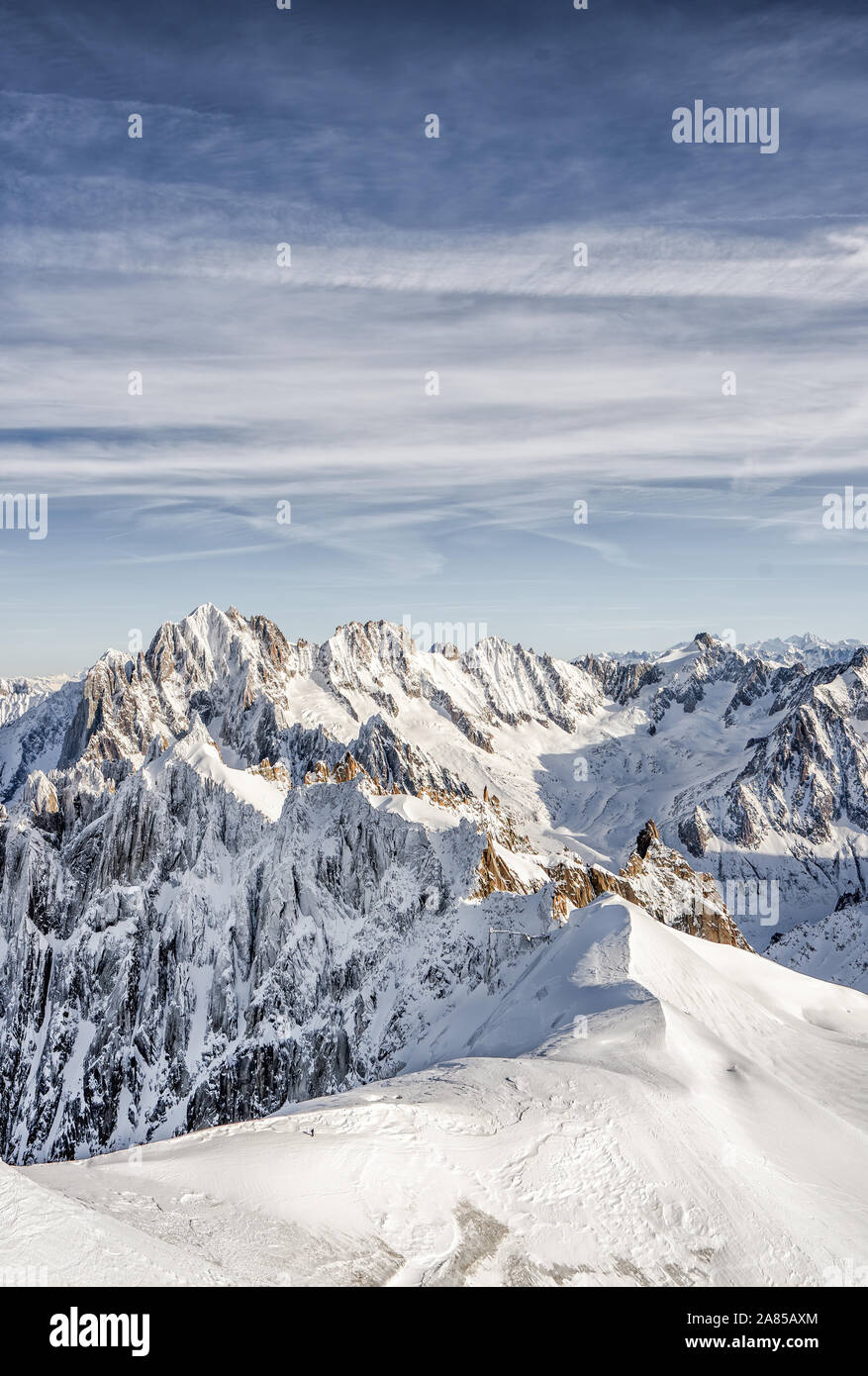 Skifahrer Wanderer langsam gehen Sie auf einer massiven Schnee Berghang auf Alpen Mont Blanc Stockfoto