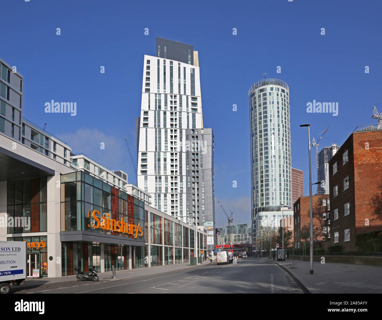 Neue Sainsburys Supermarkt auf die Wandsworth Road, South London, UK. Neue wohntürme an der Vauxhall darüber hinaus gezeigt. Stockfoto