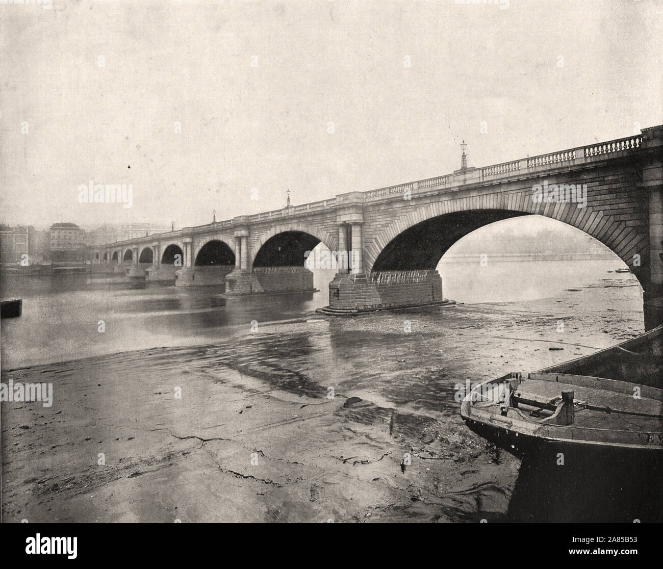 Von "Der beschreibende Album von London" von George H Birke 1896-Text extrahieren: "Waterloo Bridge ist die schönste Brücke der Welt. Es wurde von John Rennie, 1811-17 gebaut und war als Strang Brücke zu haben, aber die von Waterloo geschieht genau so, wie die Brücke fertig war, es hieß Waterloo, und öffnete Am zweiten Jahrestag der Schlacht von Waterloo. Die IT-Kosten des Unternehmens, die es eine Million besessen, aber wurde der Metropolitan Board of Works in '1878 verkauft für '75.000, wenn die Maut nicht mehr belastet. Es besteht aus Bögen. Jedes 'O Meter und 35 Meter hoch, und ist 4. Stockfoto