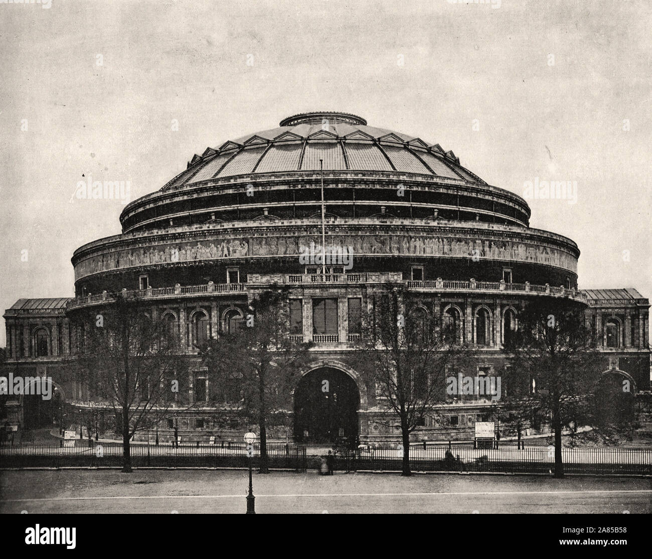 Von "Der beschreibende Album von London" von George H Birke 1896-Text extrahieren: "ALBERT HALL KENSINGTON ROAD ist ein riesiges Amphitheater im Stil der italienischen, wird nach dem Ende der Prinzgemahl, benannt und wurde in 187 r geöffnet. und ist vor allem für High-End-Glas Konzerte genutzt. Die Orgel, gebaut von Willis, ist einer der größten der Welt; es hat 8.000 Rohre, und die Faltenbälge sind arbeitete die Albert Hall wurde errichtet, an Kosten und können 8.000 Personen Platz. Die Arena und das Amphitheater der Boden der drei Reihen von Boxen, Stufe um Stufe belegen. Noch höher ist der Balkon, und schließlich, vor. Stockfoto