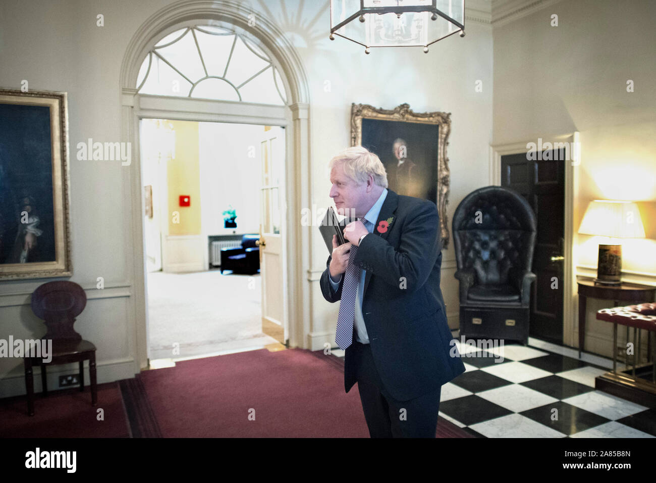 Premierminister Boris Johnson beendet 10 Downing Street, die Nation von der Straße zu Adresse folgenden eine Audienz bei Königin Elizabeth II. im Buckingham-Palast, die den offiziellen Beginn der allgemeinen Wahl markiert. Stockfoto