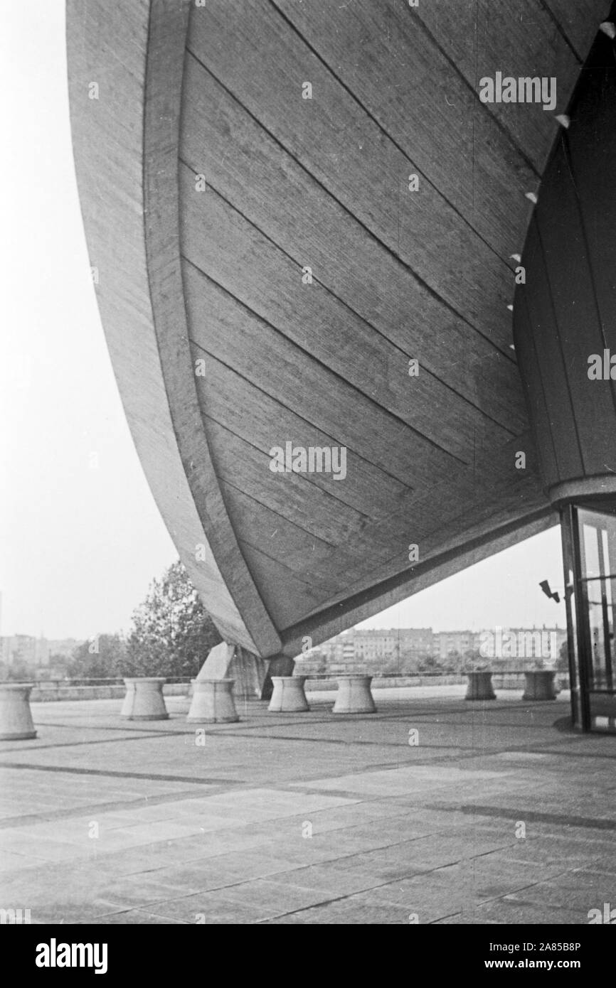 Der Kongresshalle an der John Foster Dulles Allee im Ortsteil Tiergarten in Berlin, Deutschland 1961. Vor dem Kongress- und Veranstaltungshalle am Tiergarten in Berlin, Deutschland 1961. Stockfoto