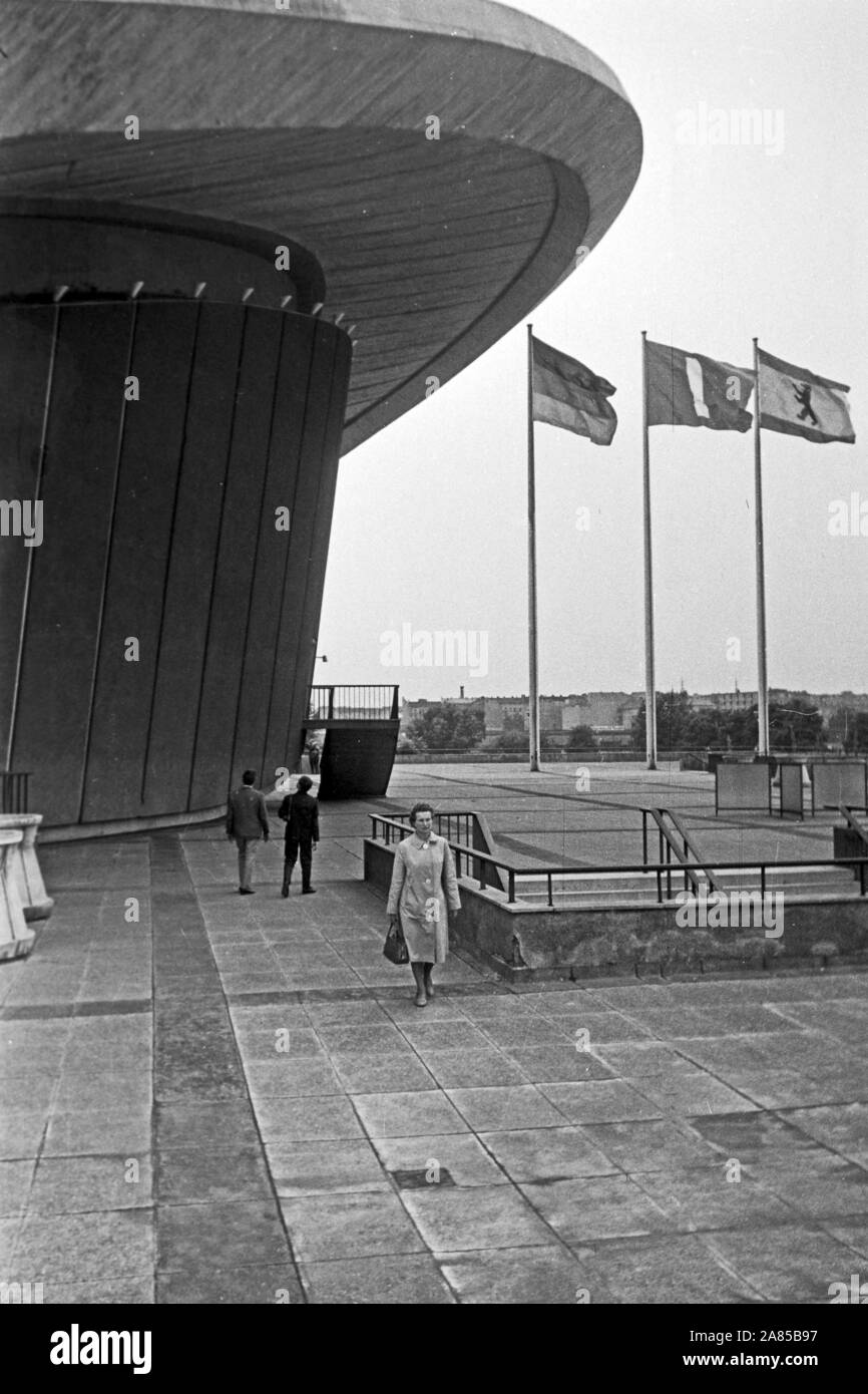 Der Kongresshalle an der John Foster Dulles Allee im Ortsteil Tiergarten in Berlin, Deutschland 1961. Vor dem Kongress- und Veranstaltungshalle am Tiergarten in Berlin, Deutschland 1961. Stockfoto