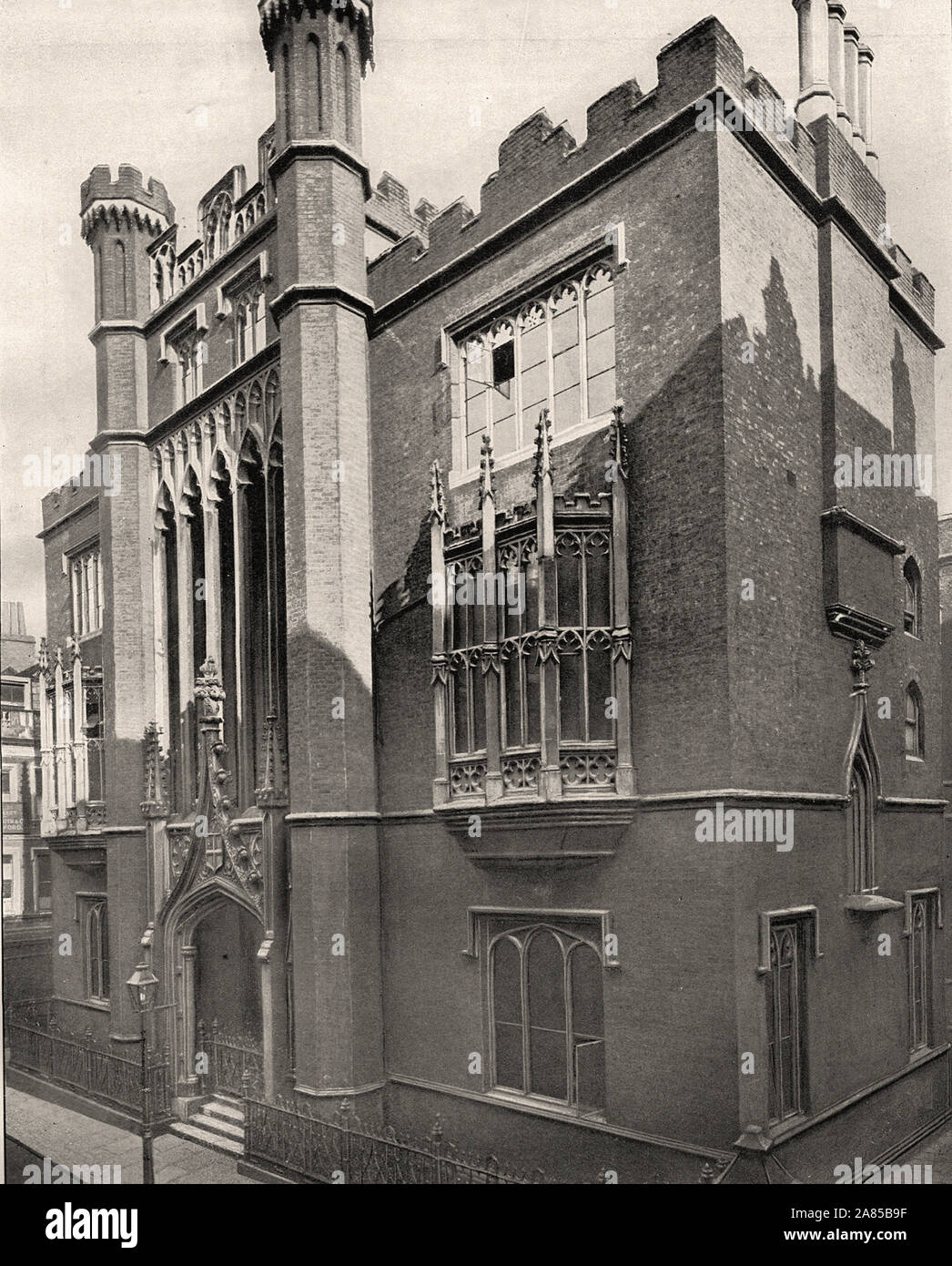 Von "Der beschreibende Album von London" von George H Birke 1896-Text extrahieren: "DIE STADT VON LONDON SCHULE - Diese Platte repräsentiert das alte Gebäude, das in Honig Lane Market, Cheapside, aber klein und unbequem wurde umgebaut auf der Victoria Embankment, in der Nähe von Blackfriars Bridge, eine sehr beeindruckende Art und Weise, und in seiner jetzigen Form, ist eines der schönsten Gebäude in diesem wichtigen Durchgangsstraße. Die Schule war, die von der Corporation of London durch das Gesetz vom Parlament im Jahr 1834 gegründet. Es besitzt viele wertvolle Stipendien sowohl an der Schule und den Universitäten haltbar. ' Stockfoto