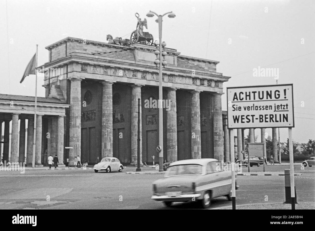 Das Brandenburger Tor in Berlin zwei Wochen vor dem Mauerbau