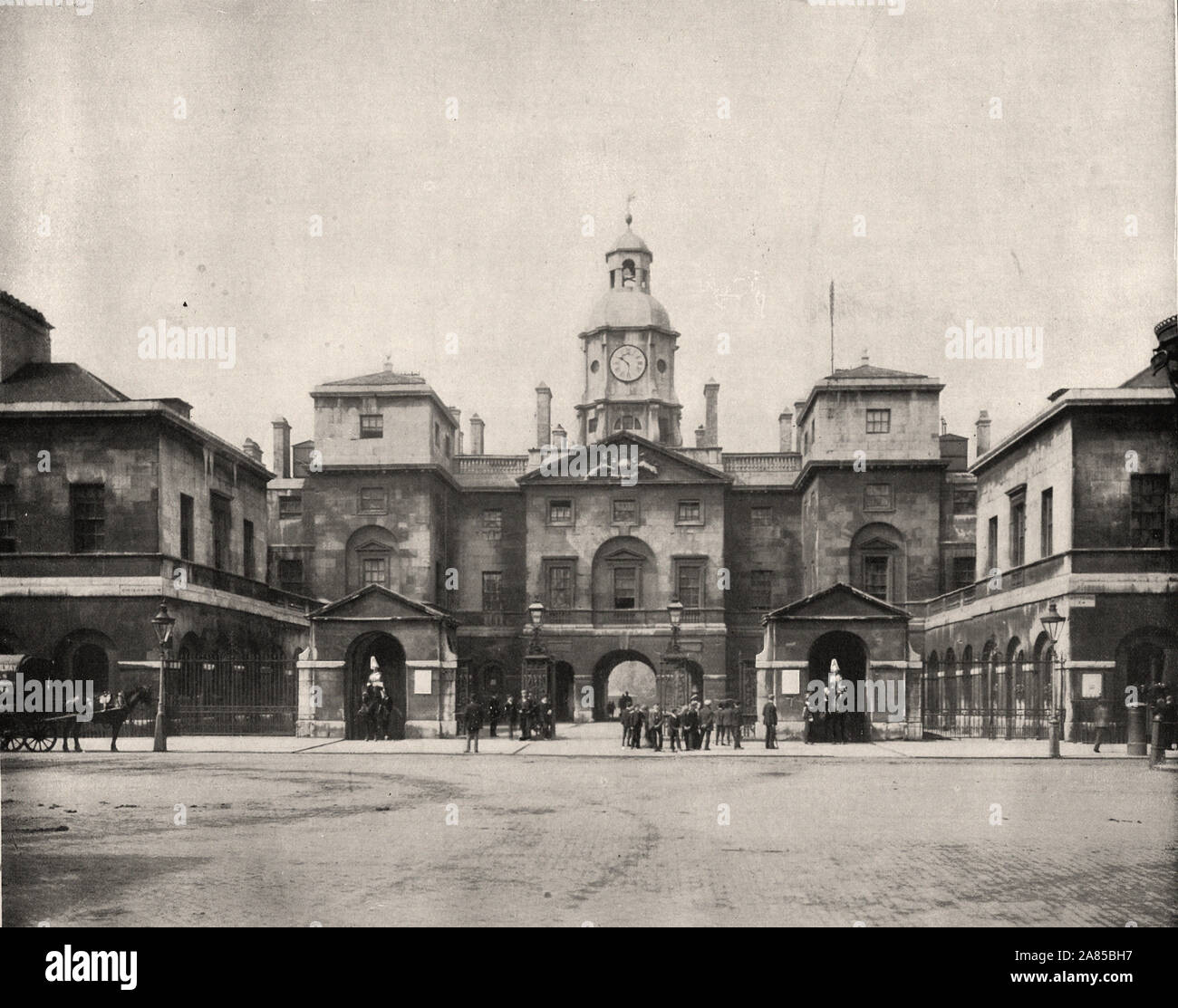 Von "Der beschreibende Album von London" von George H Birke 1896-Text extrahieren: "DIE HORSE GUARDS. - Die Horse Guards, Whitehall, ist der offce Der Oberbefehlshaber der britischen Armee. Es wurde in 1753, und war ursprünglich ein Schutz - Haus für Whitehall Palace, ein Umstand, der es seinen Namen verdankt. Zwei Rettungsschwimmer sind als Wächter, die hier jeden Tag von 10:00 bis 16:00 Uhr gebucht, und das Geschäft der Linderung der Guard erfolgt stündlich. Ein Durchgang durch die Horse Guards in St. James's Park ist viel von Fußgängern verwendet, ist aber nicht offenen Wagen mit Ausnahme der Abgabe und Stockfoto