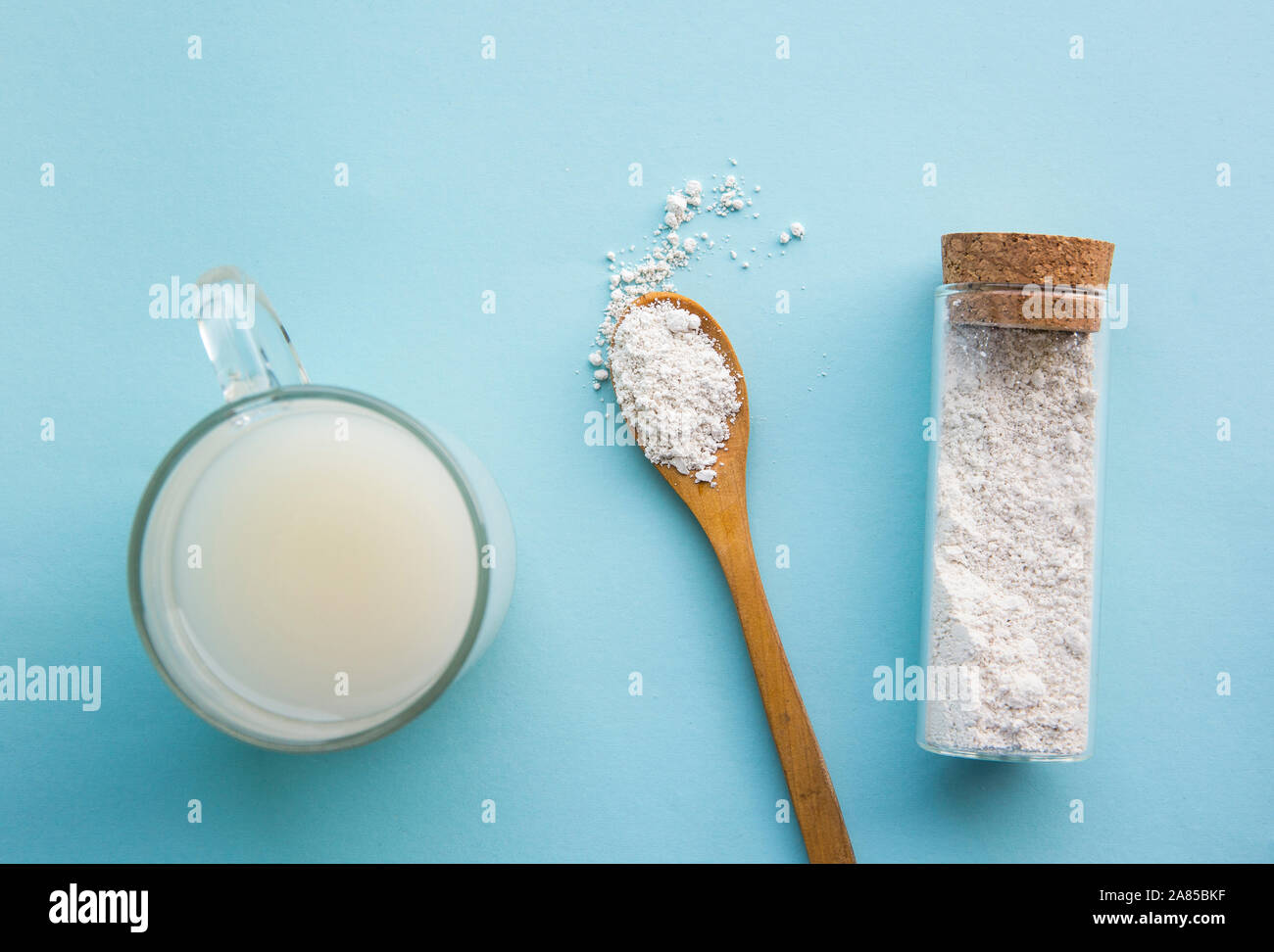 Kieselgur auch als Kieselgur gemischt in Glas Wasser bekannt, die für den menschlichen Körper Detox Konzept gut. Stockfoto