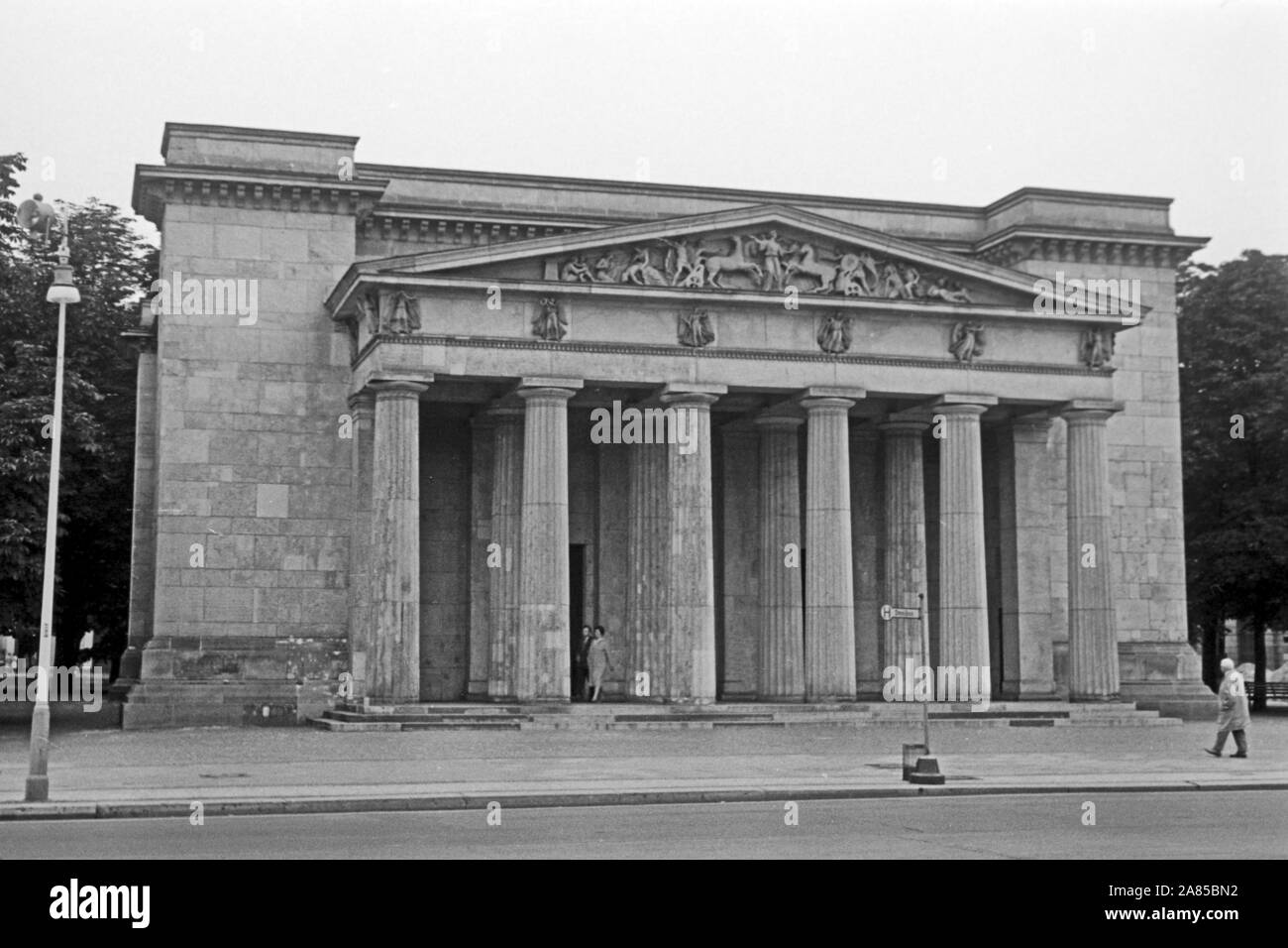 Neue Wache neben der Humboldt Universität in Berlin, Deutschland 1961. Neue pförtnerloge Neben der Humboldt Universität zu Berlin, Deutschland 1961. Stockfoto