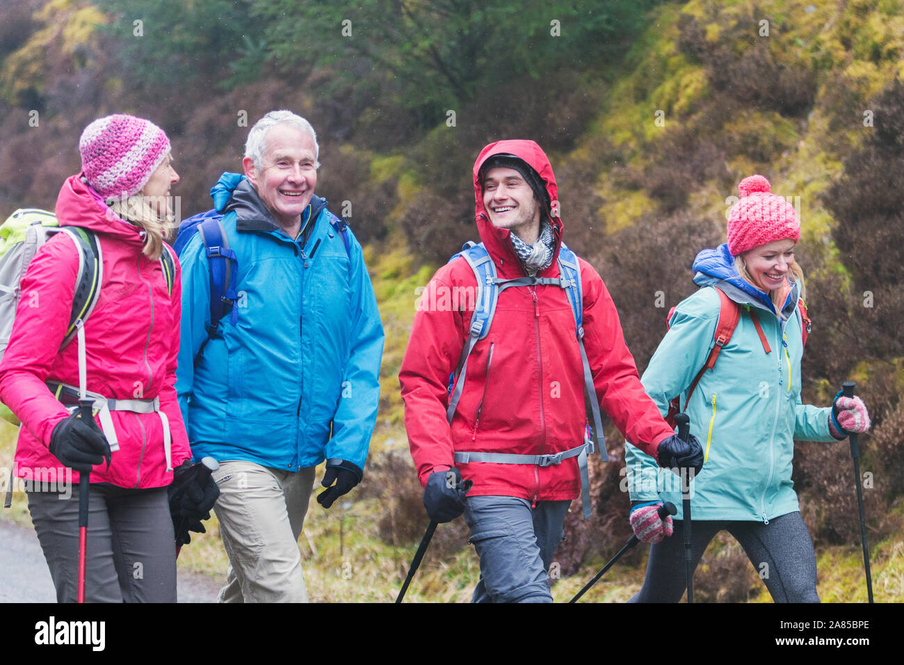 Happy Family wandern in Rainy woods Stockfoto