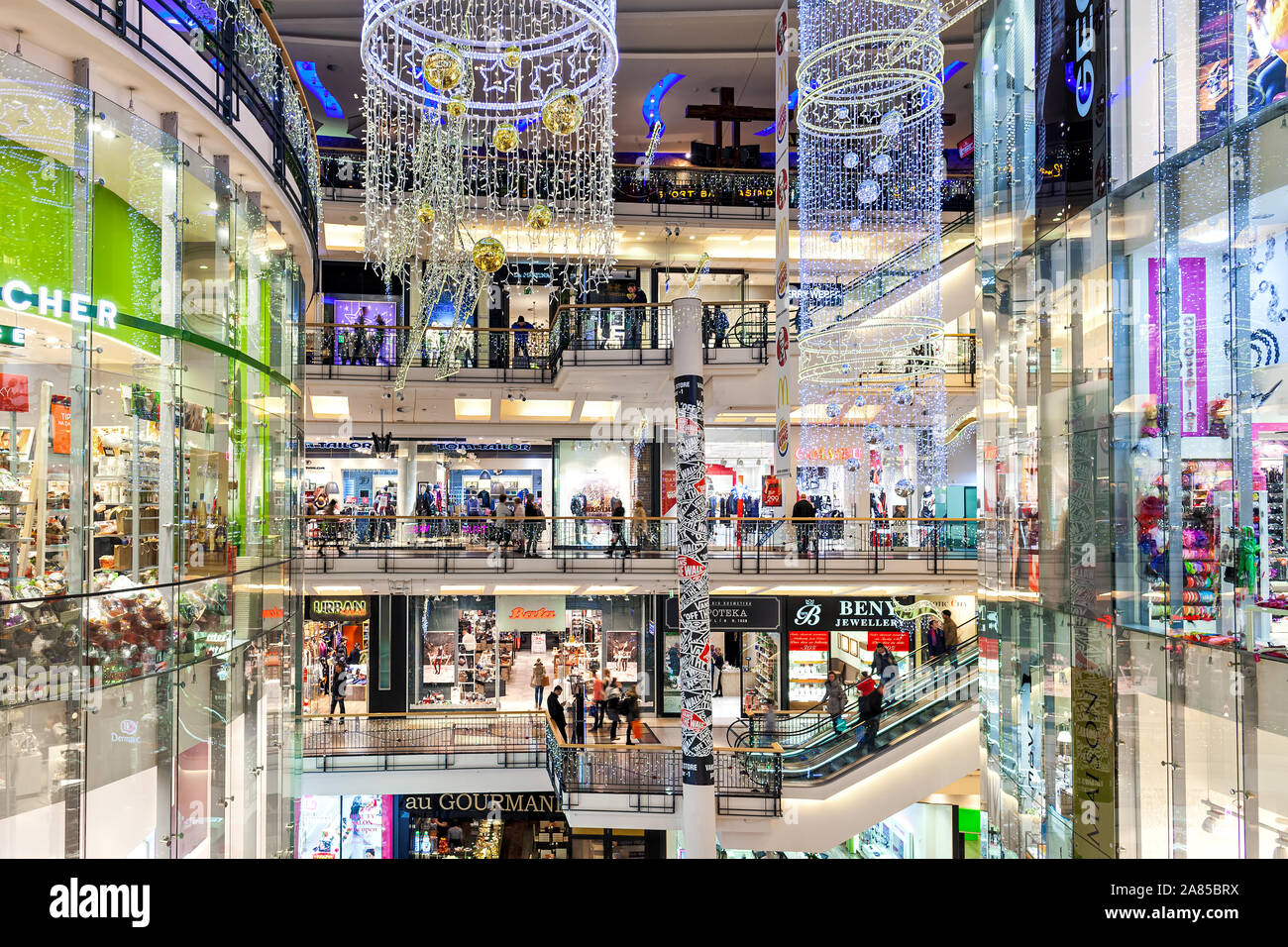 Interieur von Palladium Mall für Weihnachten dekoriert Feiertage - eines der größten Einkaufszentren in Prag. Stockfoto
