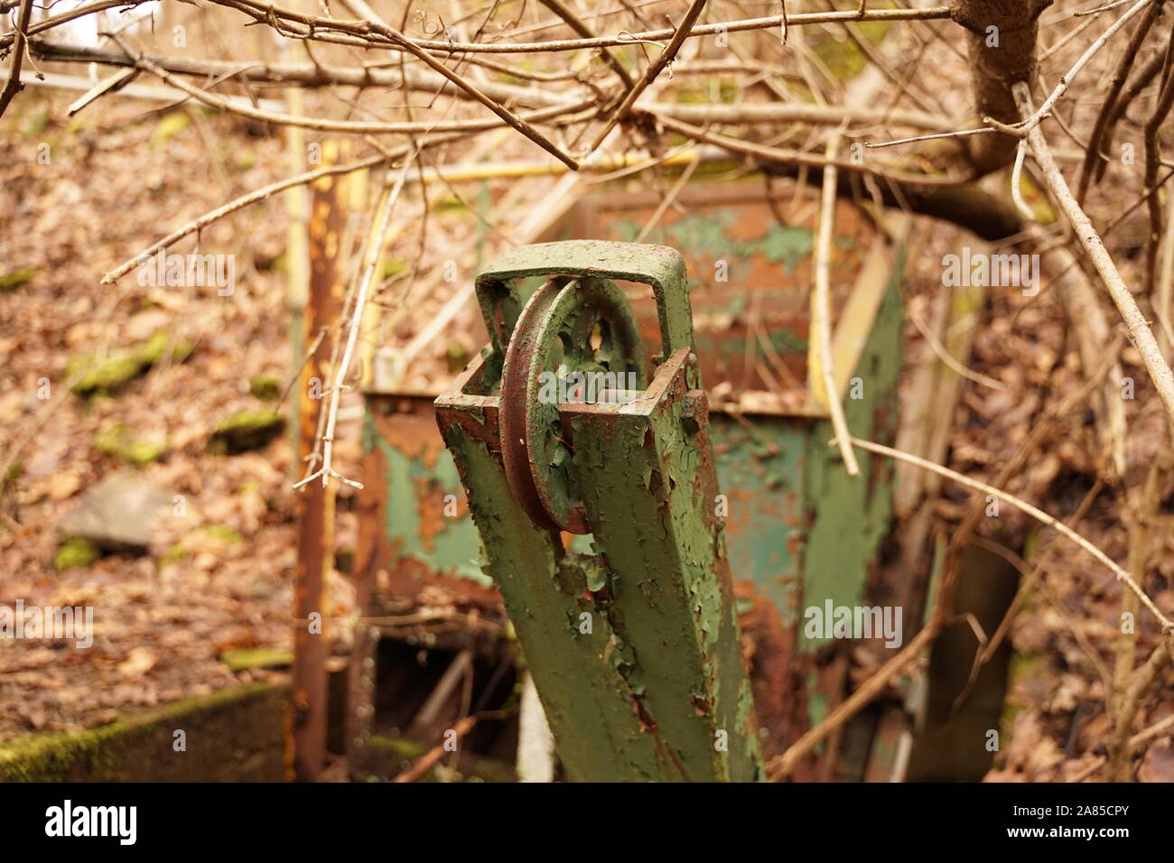 Abgebrochene graffiti Tunnel mit alten Bergbau Treppen und Fördertechnik Stockfoto