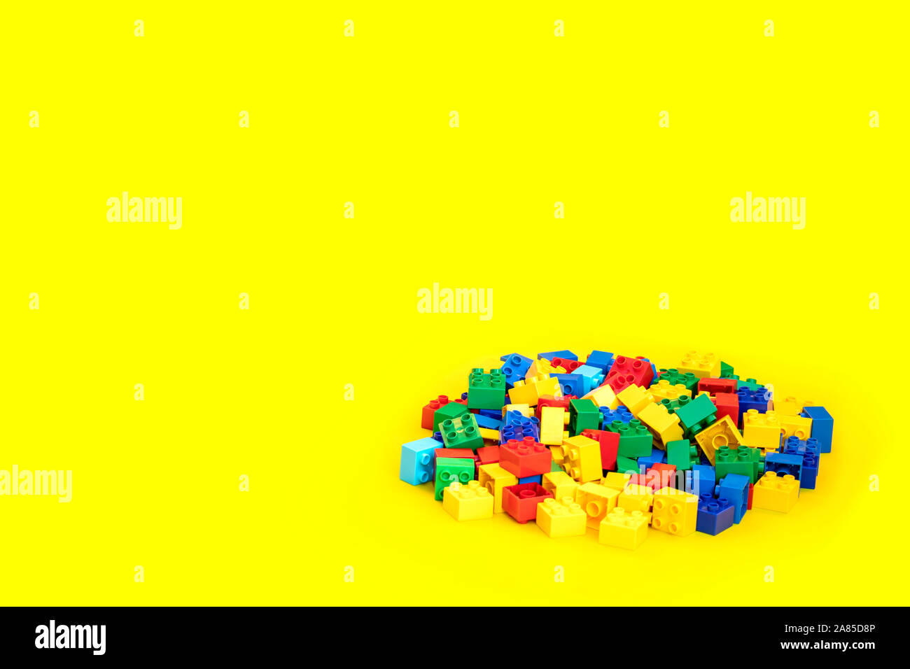Vielen bunten Kunststoff Bausteine Spielzeug Steine mit Platz für Sie Text und Inhalt. Stockfoto