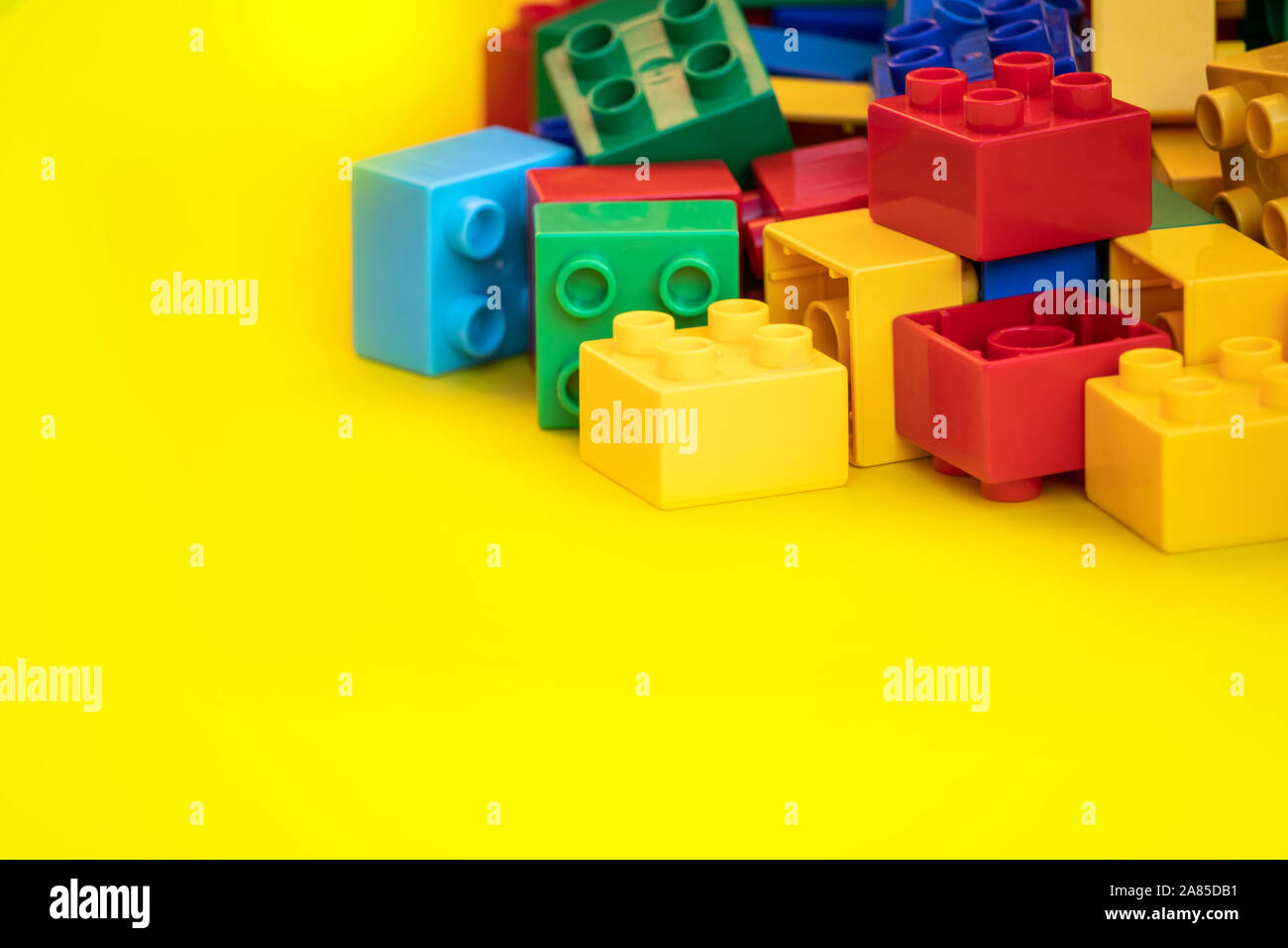Bunte Kunststoff Bausteine Spielzeug Steine mit Platz für Sie Text und Inhalt. Stockfoto