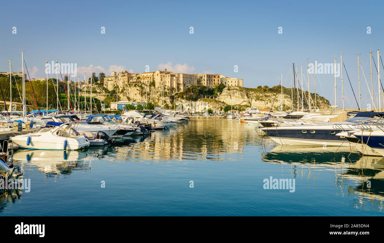 Schönen Morgen an der Marina in der Stadt Tropea, Italien Stockfoto