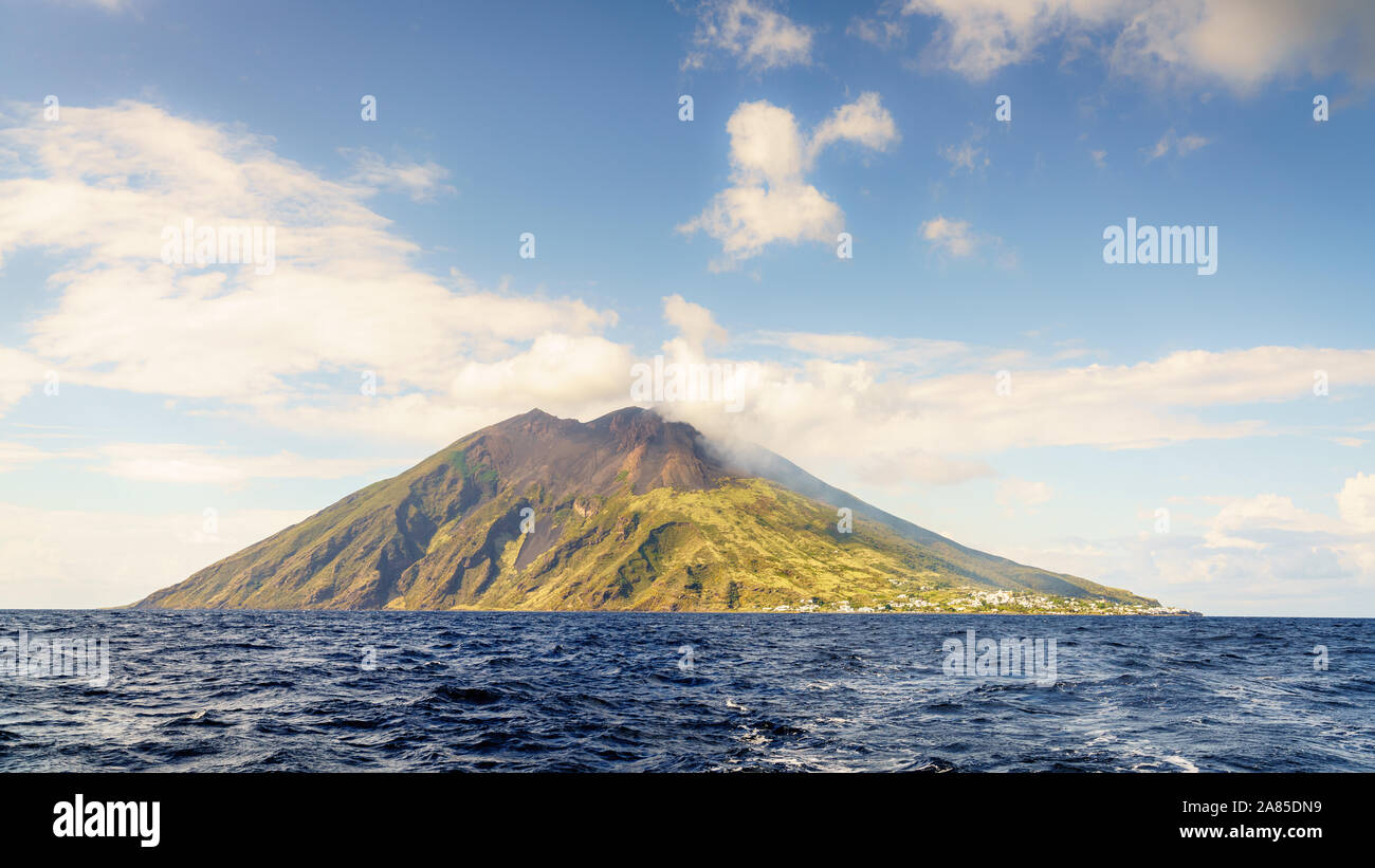 Am Meer auf die Insel Stromboli vor der Küste von Sizilien Stockfoto