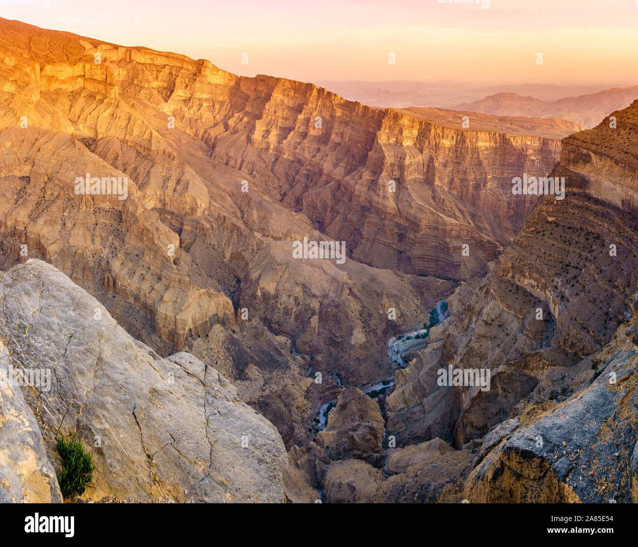 Panoramablick von Wadi Ghul aka Grand Canyon von Arabien in Jebel Shams, Oman bei Sonnenuntergang Stockfoto