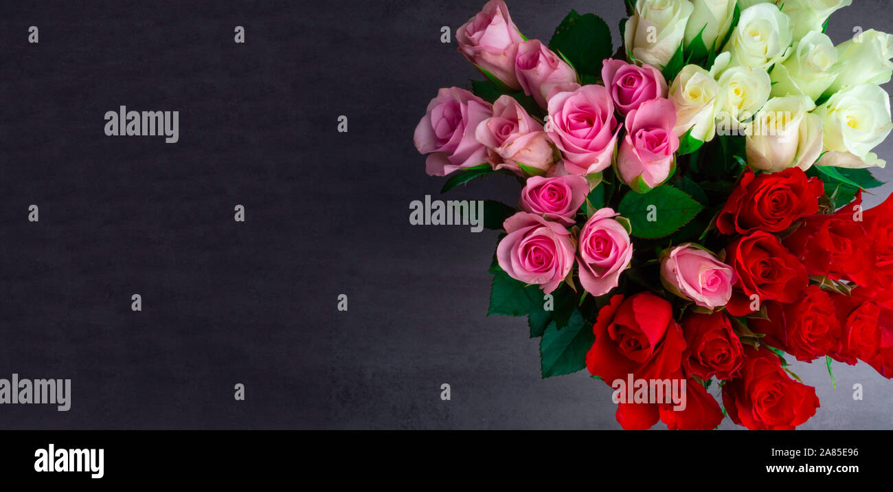 Blumenstrauß aus bunten Blumen, eine Komposition aus vielfarbigen Rosen. Hintergrund für die Postkarte. Banner Stockfoto