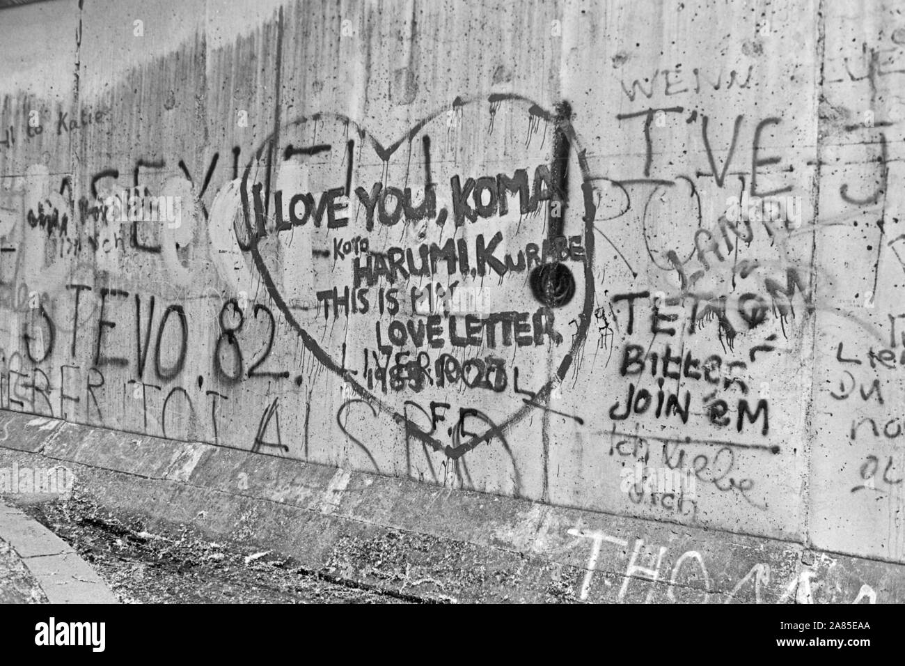 Graffiti an der Berliner Mauer, Deutschland 1984. Die Berliner Mauer mit Graffiti verziert, Deutschland 1984. Stockfoto