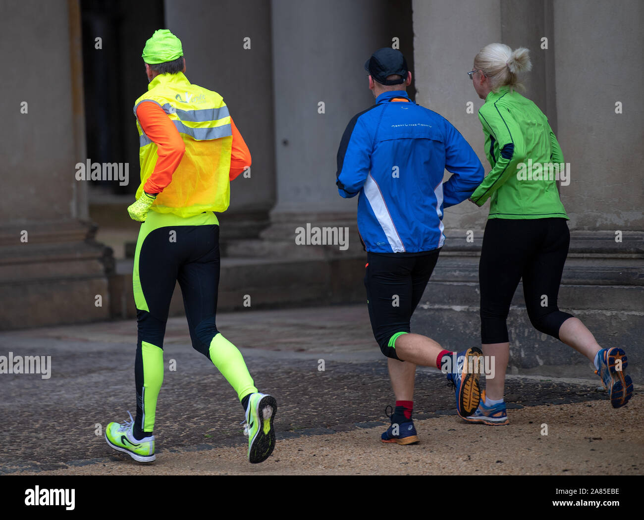 Potsdam, Deutschland. 06 Nov, 2019. Drei Jogger laufen hinter der Orangerie im Park von Sanssouci. Credit: Monika Skolimowska/dpa-Zentralbild/dpa/Alamy leben Nachrichten Stockfoto