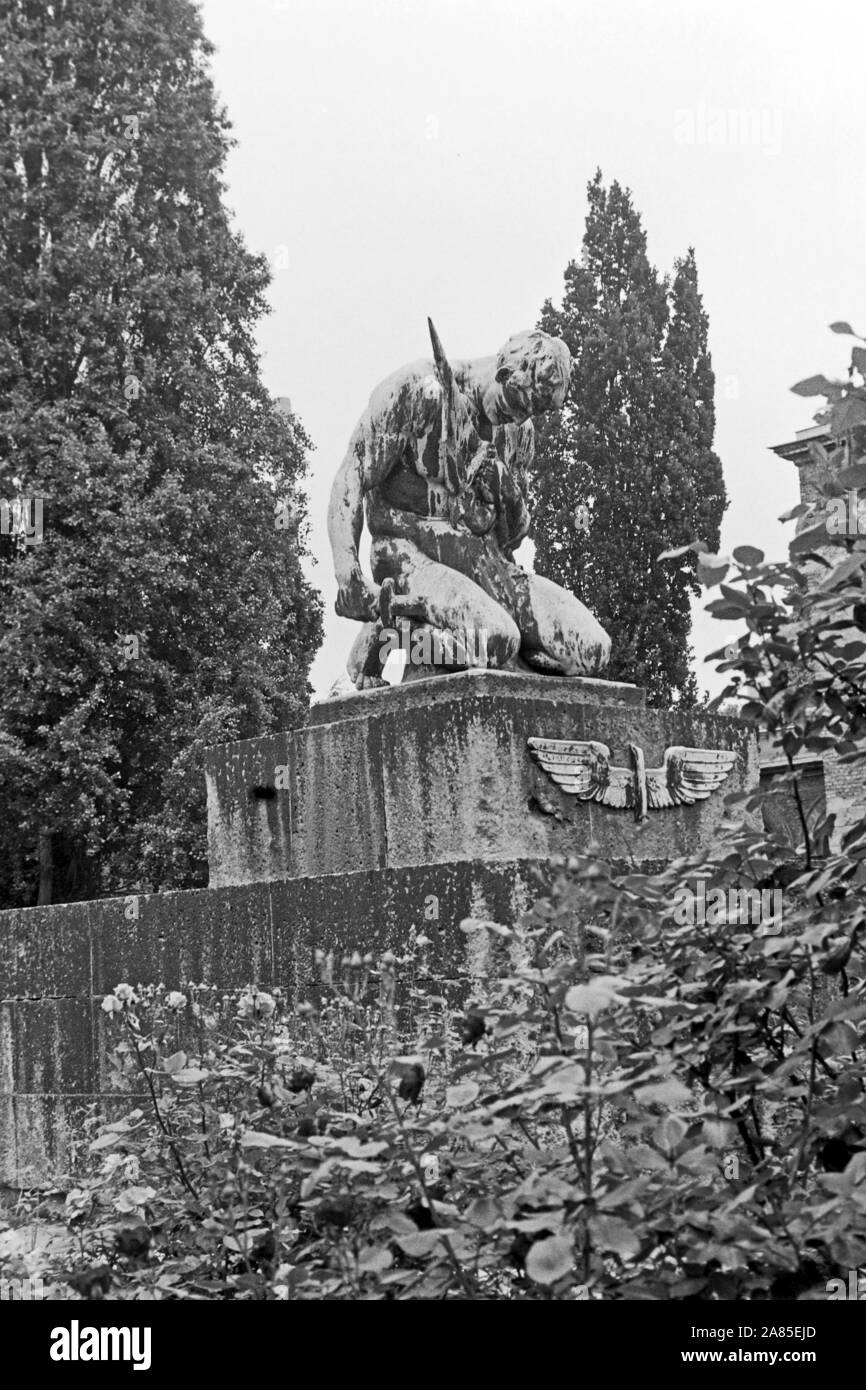 Verwitterte Statue am Eingang zum ehemaligen Berlin Hamburger Bahnhof, Deutschland 1984. Verwitterte statue am ehemaligen Eingang des Berlin Hamburger Bahnhof, Deutschland 1984. Stockfoto