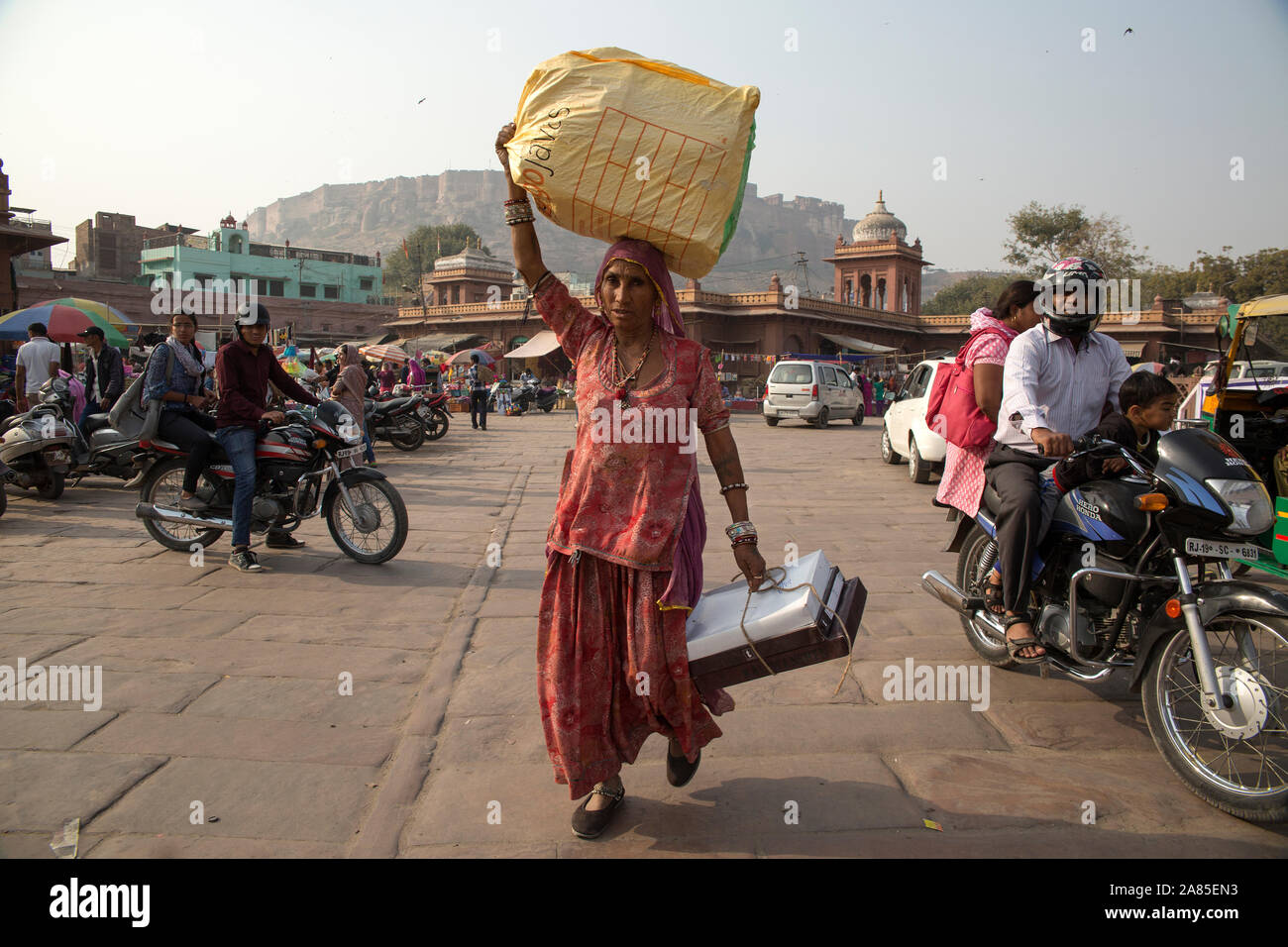 Indien/Rajasthan/Jodhpur / Januar 2016: eine Frau Händler der ethnischen Minderheit Spaziergänge über den Hauptplatz am Clocktower Markt, das Mehrangarh Fort ove Stockfoto