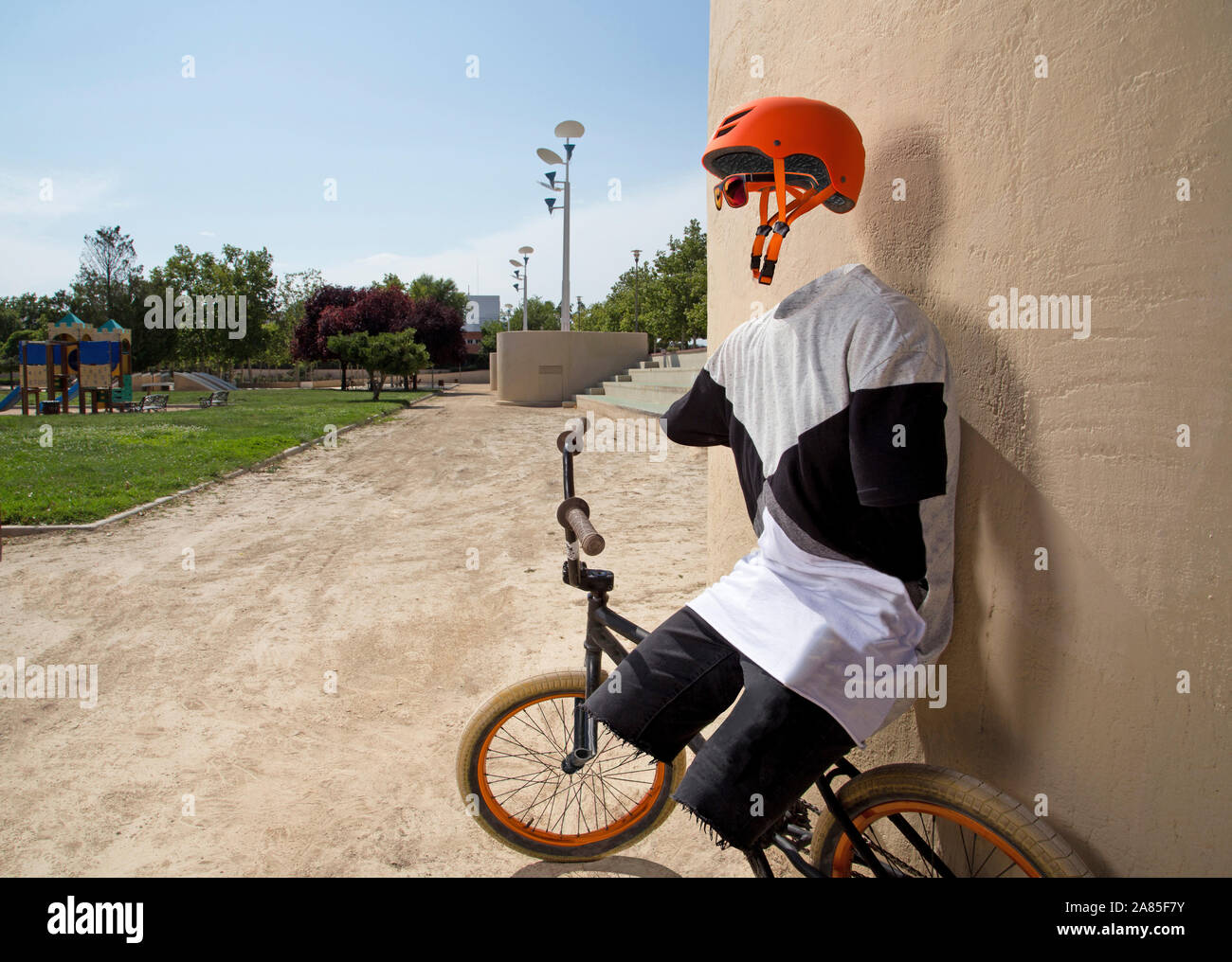 Unsichtbare bmx Rider entspannende gegen eine Wand. Stockfoto