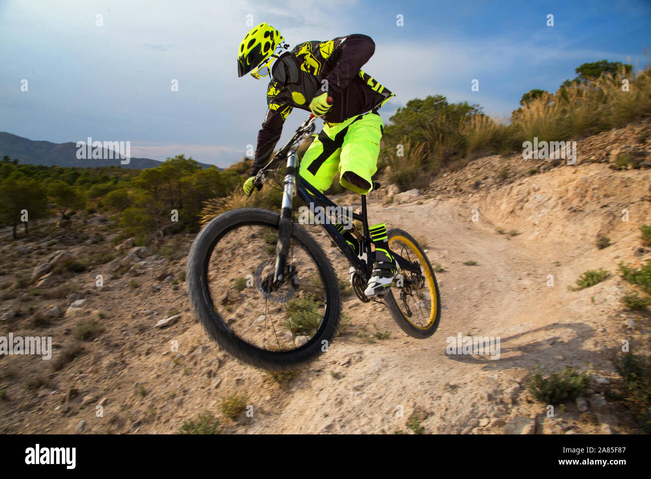 Unsichtbare downhill Ghost Mountain Biker reiten auf einem Trail in Spanien Stockfoto