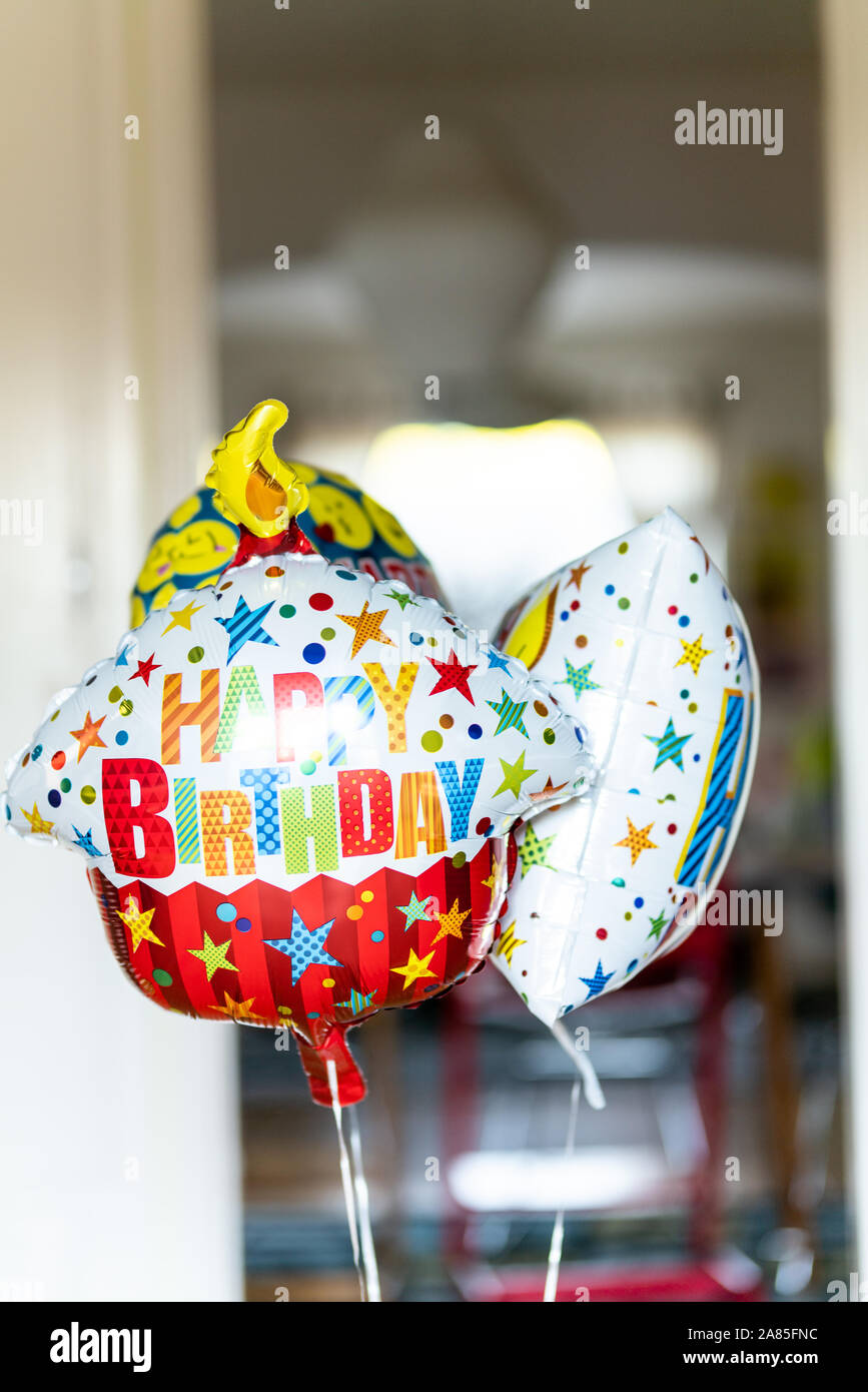 Bündel Geburtstag Luftballons vor der Tür hängenden Stockfoto