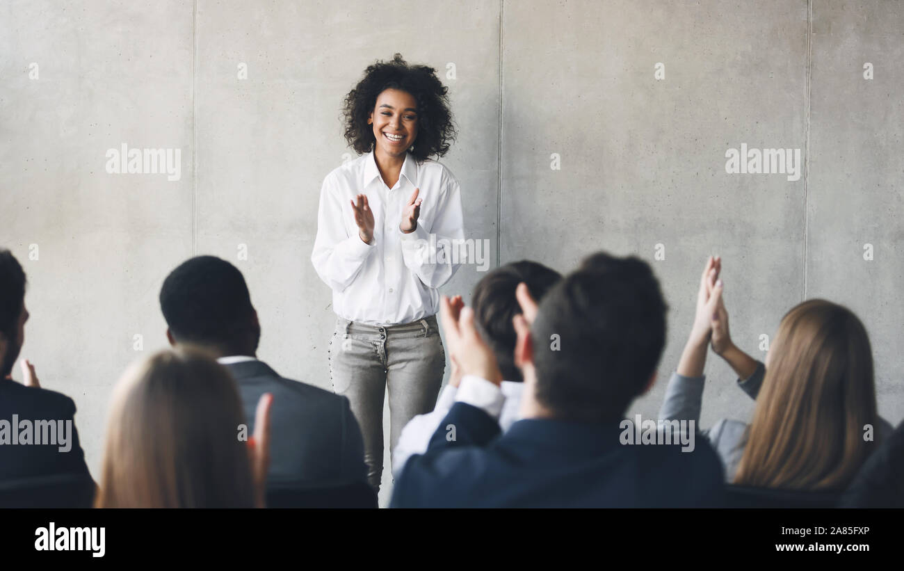 Business Presentation. Dankbar Publikum klatschen Hände zu Lautsprecher Stockfoto