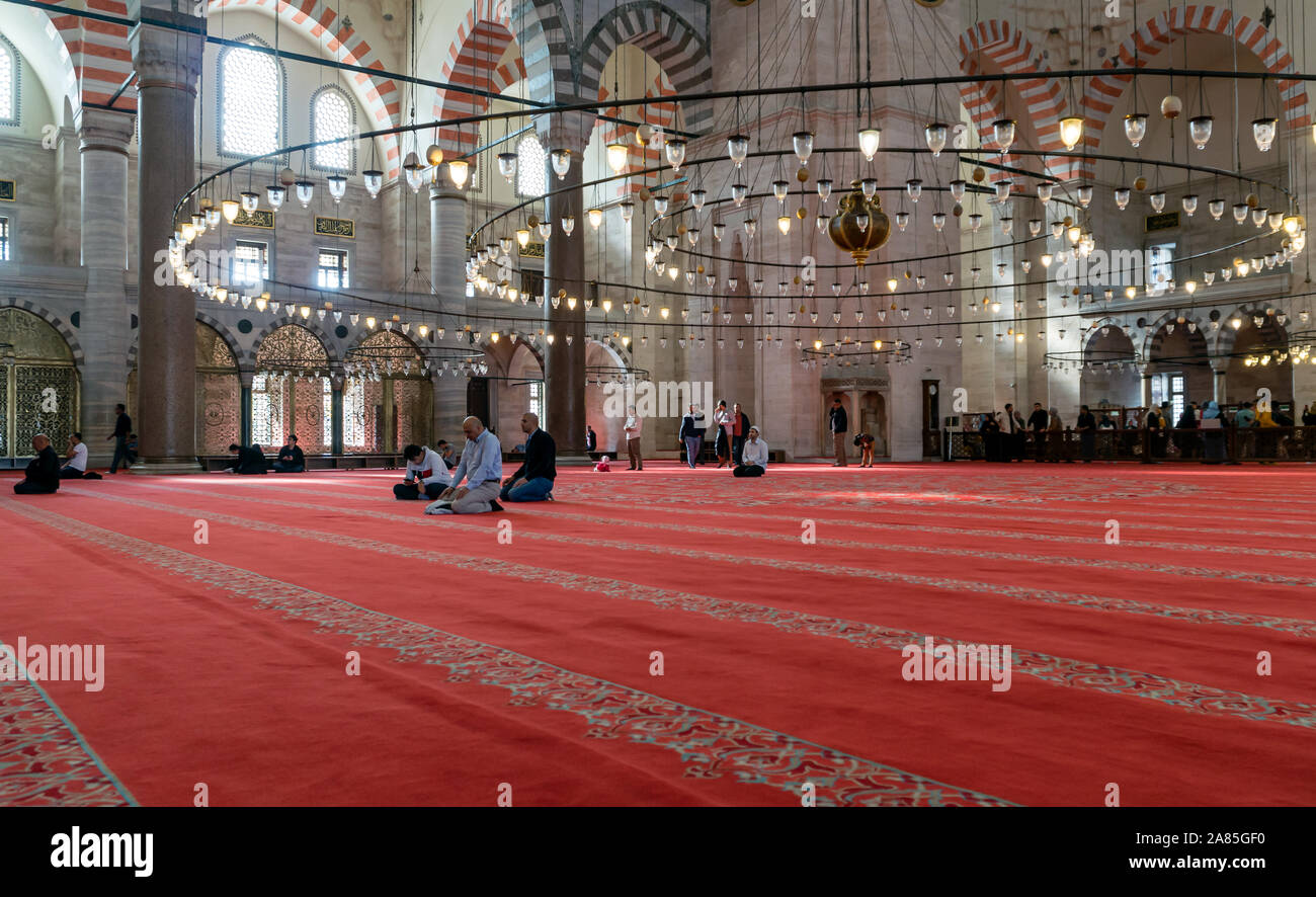 ISTANBUL, Türkei - 27. Oktober: Süleymaniye-moschee muslimische Gebete, 27. Oktober 2019 in Istanbul, Türkei. Die Suleymaniye Moschee ist die größte Moschee Stockfoto