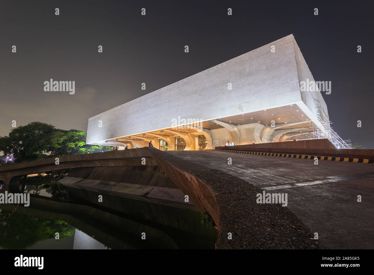 Manila, Philippinen - 26. Juni 2017: Beleuchtetes Gebäude des Kulturzentrums der Philippinen, aufgenommen nach Sonnenuntergang Stockfoto