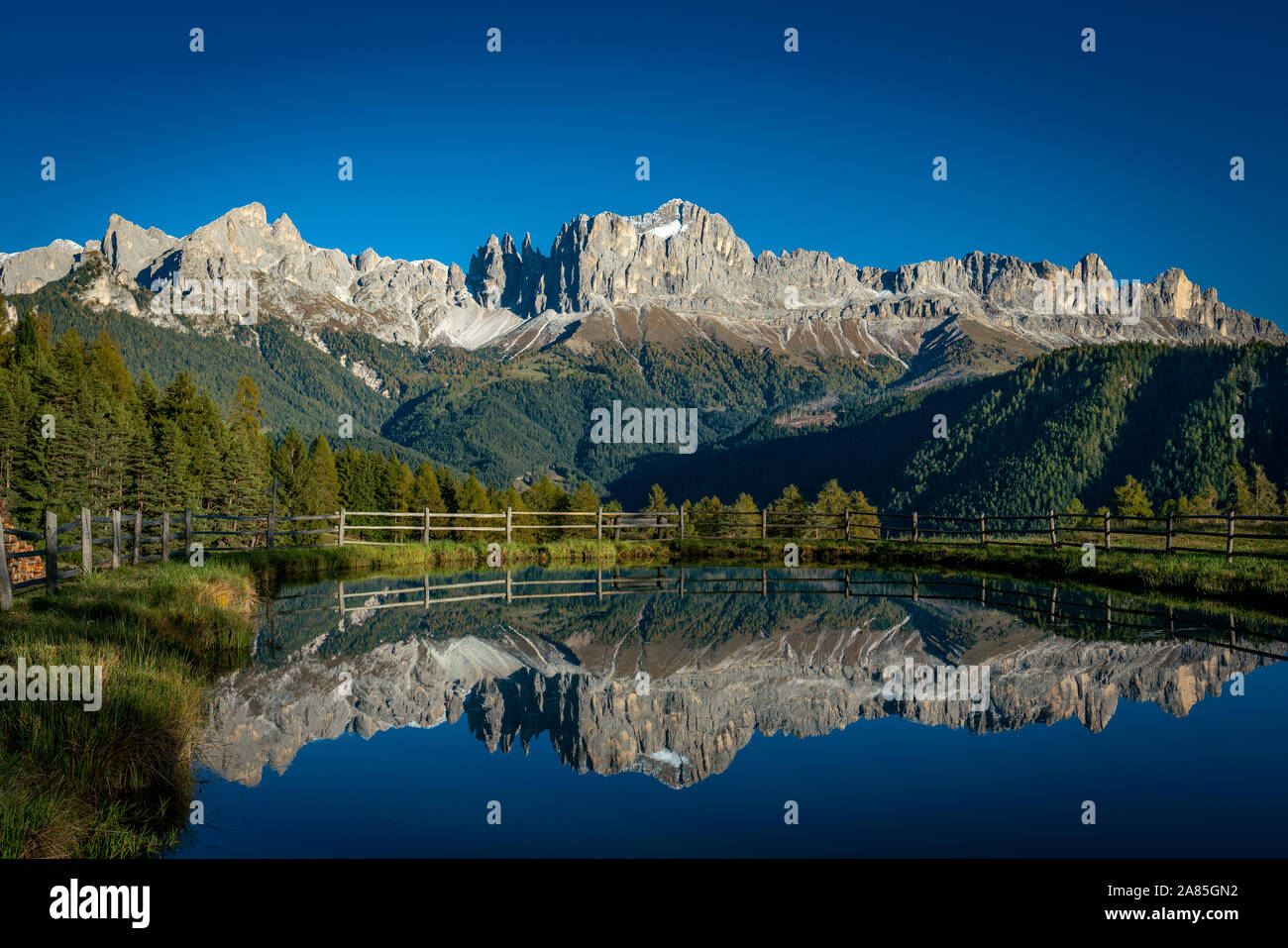 Reflexionen der Rosengarten Alpen im Wasser des Wuhnleger Teich in der Nähe von Stufen in Südtirol Stockfoto