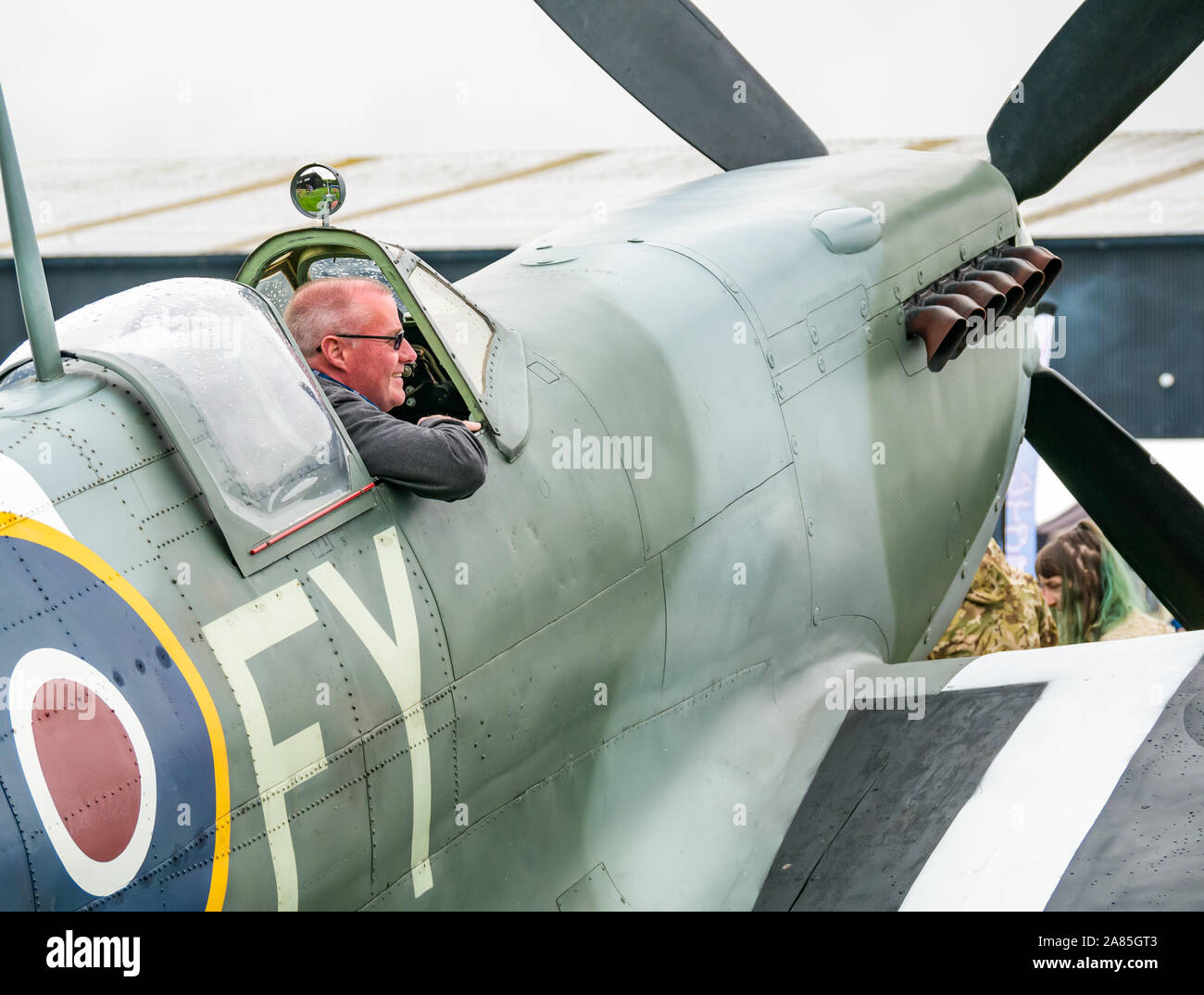 Ein Mann sitzt in einem britischen Weltkrieg Spitfire Flugzeug, nationalen Airshow, East Fortune, East Lothian, Schottland, Großbritannien Stockfoto