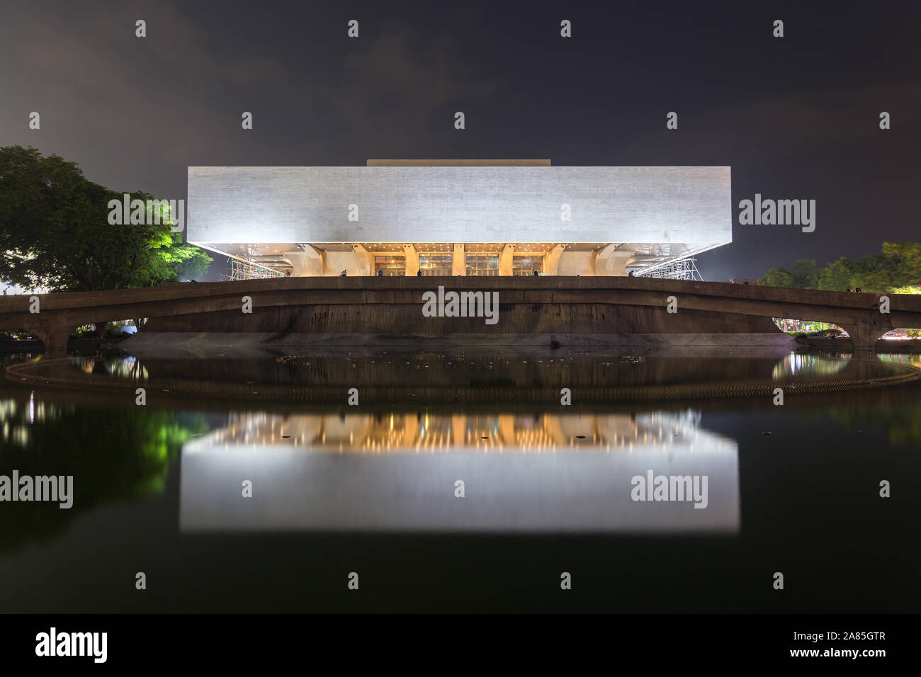 Manila, Philippinen - 26. Juni 2017: Beleuchtetes Gebäude des Kulturzentrums der Philippinen, aufgenommen nach Sonnenuntergang Stockfoto