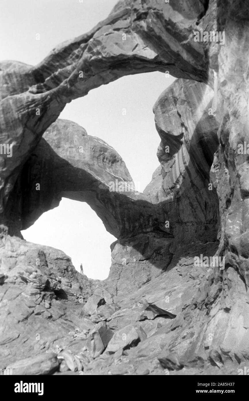 Doppelbogen in Utah Arches Nationalpark, 1960er. Double Arch in Utah Arches Nationalpark, 1960er Jahre. Stockfoto