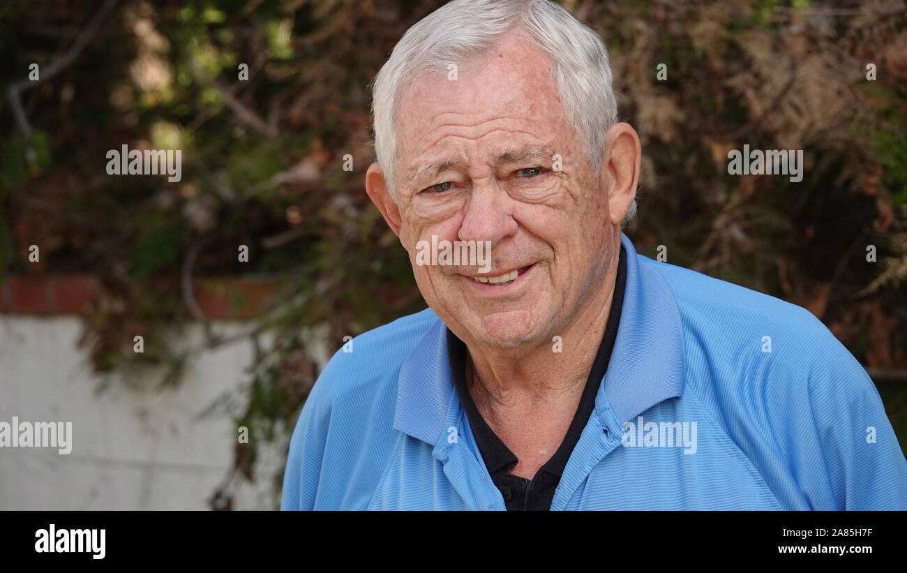 Casual Outdoor Portrait von älteren Menschen (80 jährige Kaukasier) Stockfoto