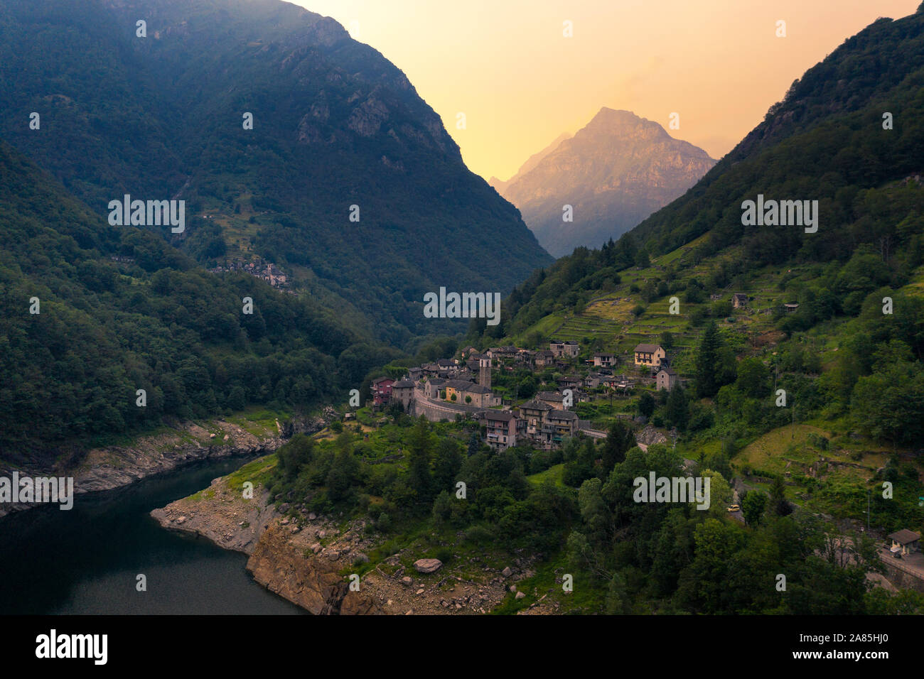 Luftaufnahme des Dorfes Vogorno im Verzascatal in den Schweizer Alpen Stockfoto