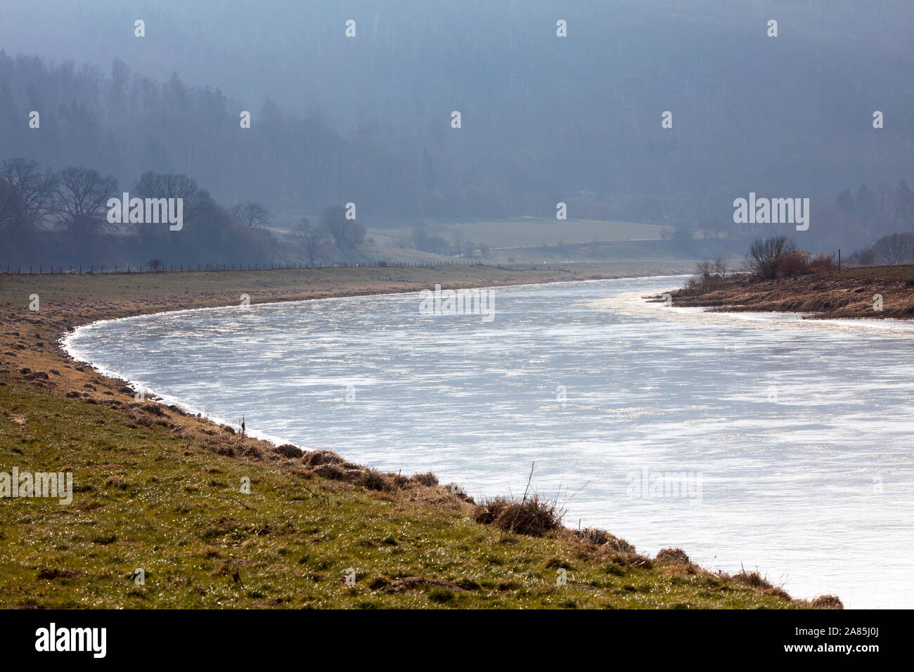Weser im Winter, in der Nähe von Oberweser, Gewissenruh, Weserbergland, Nordrhein-Westfalen, Hessen, Deutschland Stockfoto