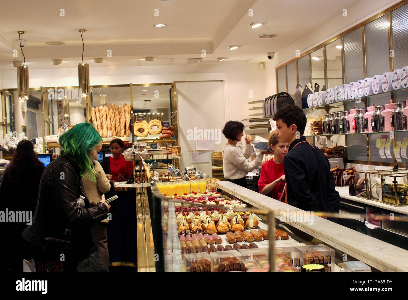 Eine Frau mit gefärbten grüne Haare in parisien Kuchen Brot und Gebäck Shop pigalle Frankreich Stockfoto