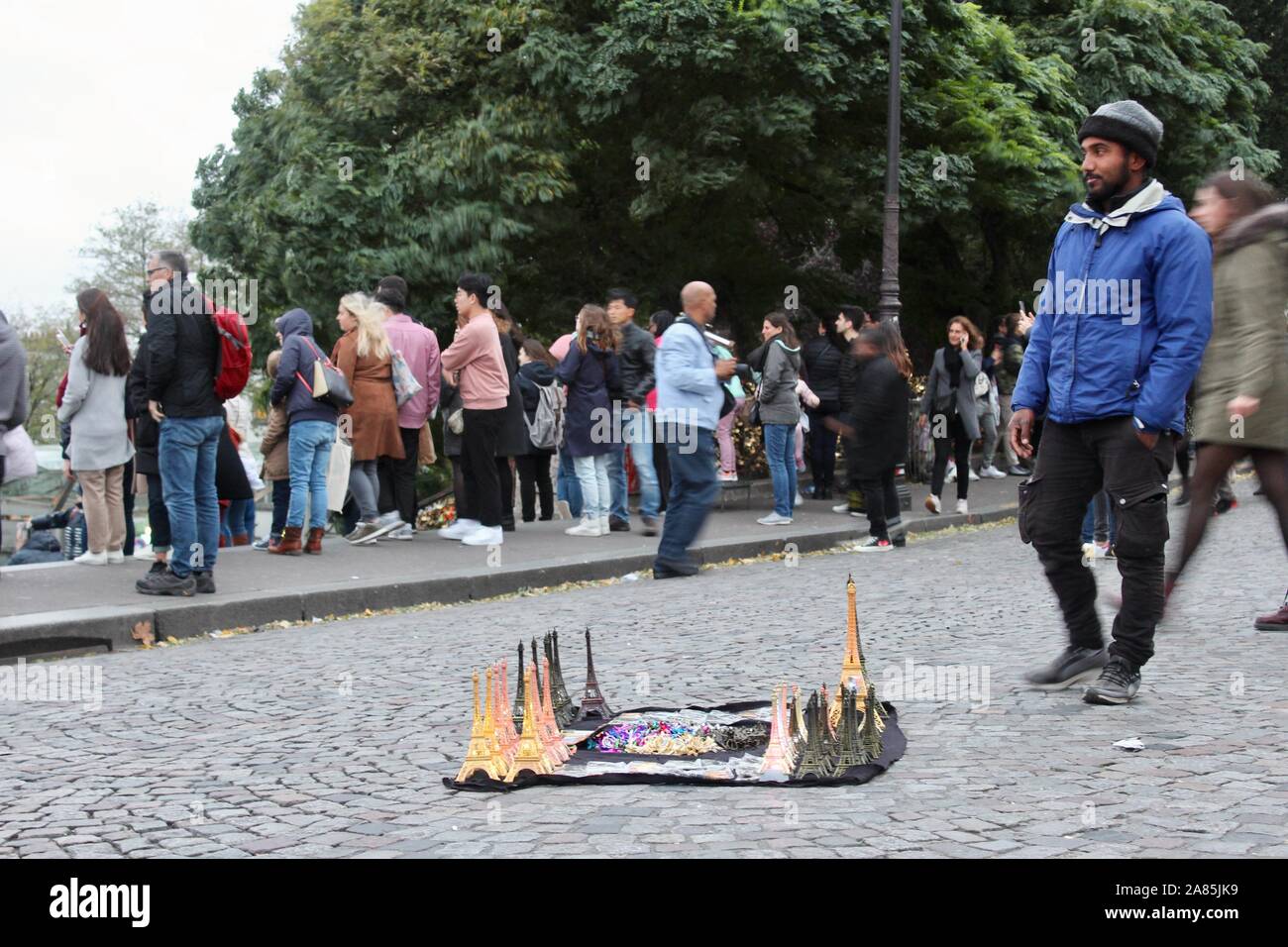 Afrikanischen Ursprungs Mann verkauf Souvenir eiffel Towers in Paris Frankreich Stockfoto