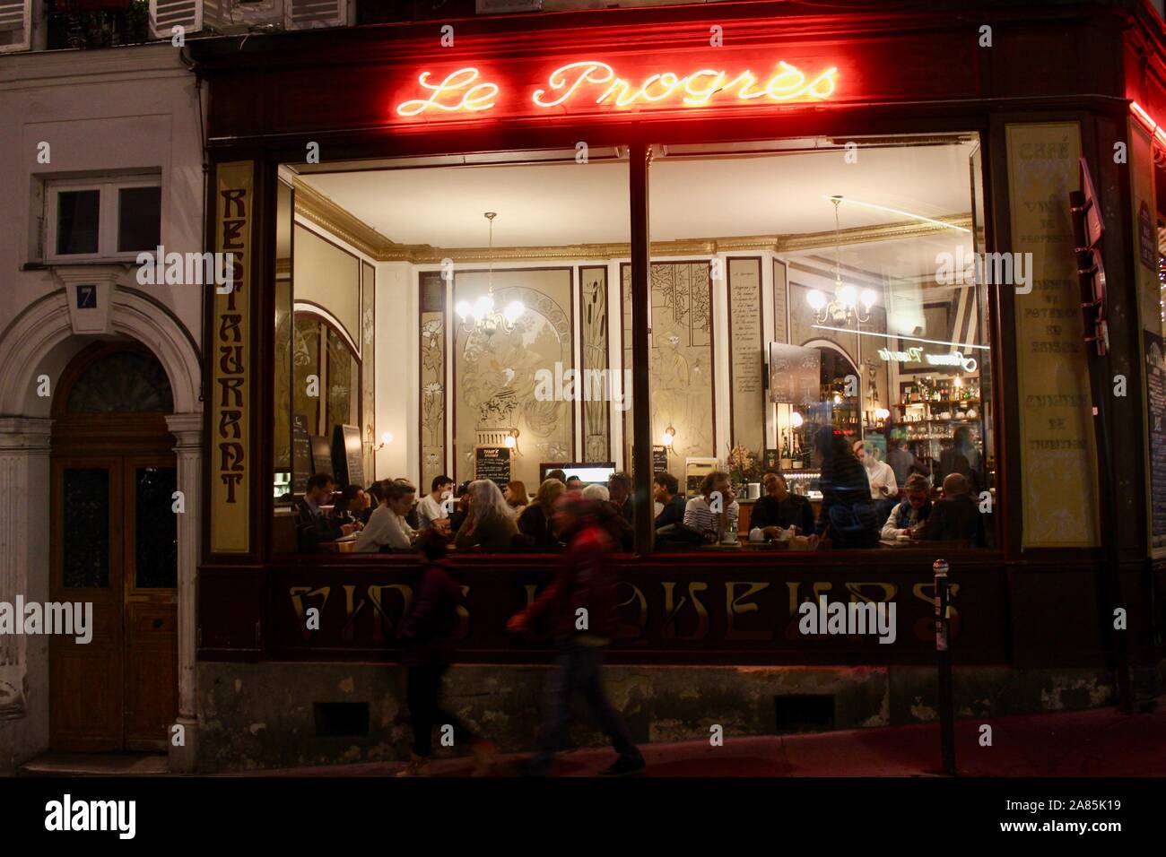 Le Progres cafe bar Restaurant Frankreich Paris bei Nacht Stockfoto