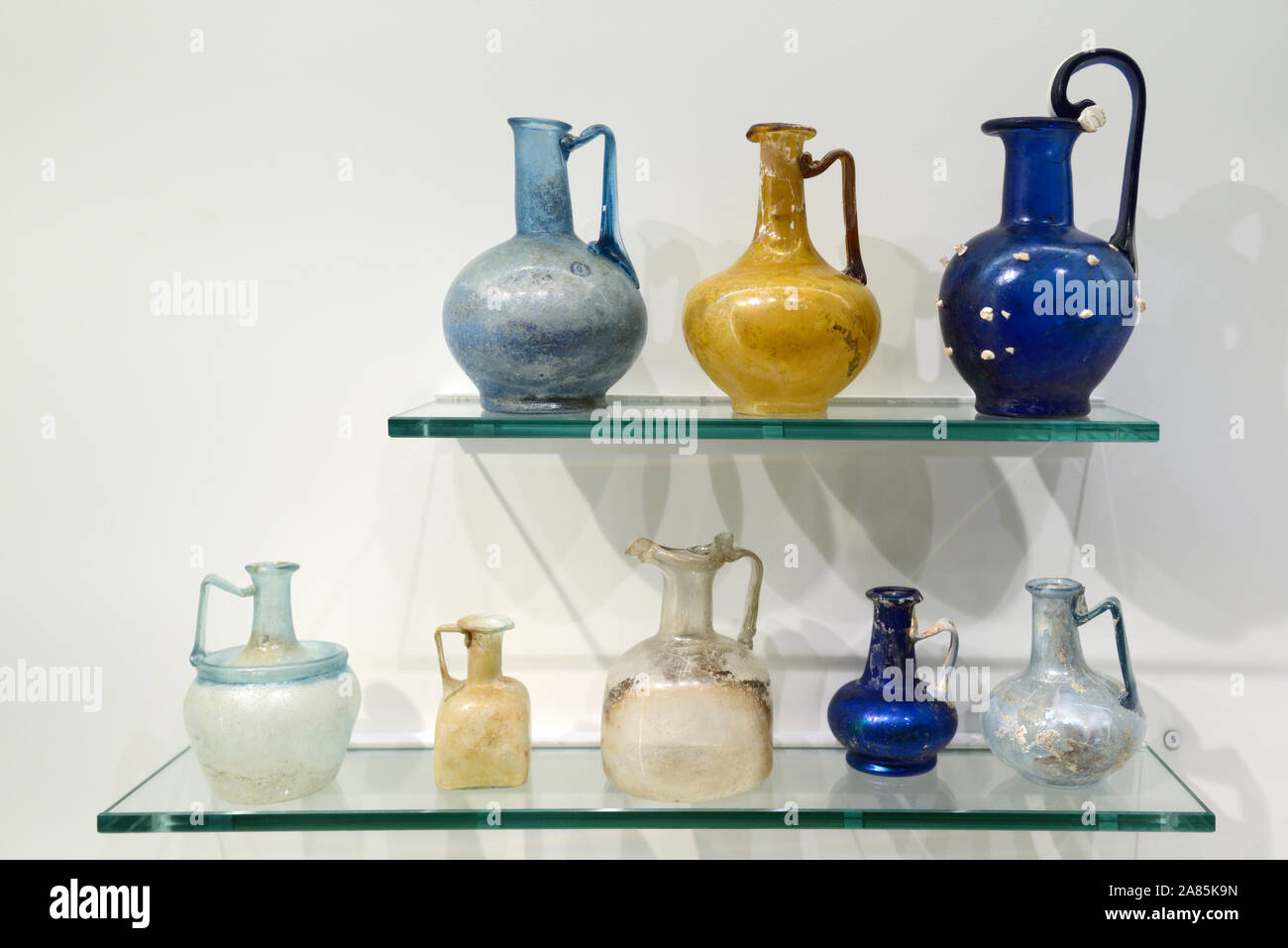 Anzeige der Römischen geblasenem Glas Krüge oder Flaschen inkl. Balsariums, alte Schiffe für Balsam oder Duftstoffe, 1 AD Musée de la Romanité Nimes. Stockfoto