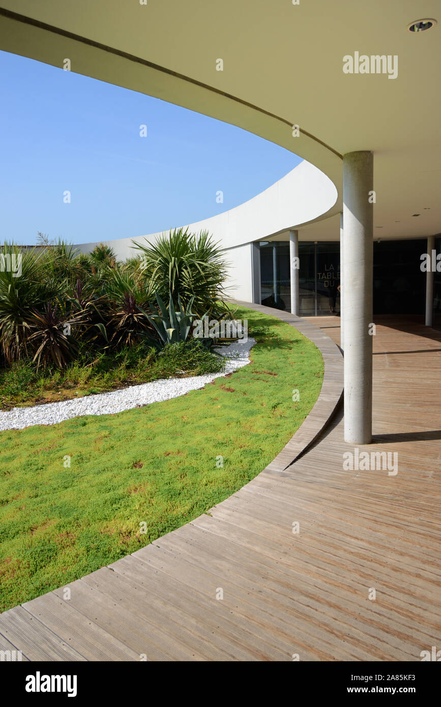 Modernistischen Dachgarten oder Moderne Dachgarten des Musée de la Romanité, oder römische Archäologie Museum (2018) von Elizabeth de Portzamparc Nimes Frankreich Stockfoto