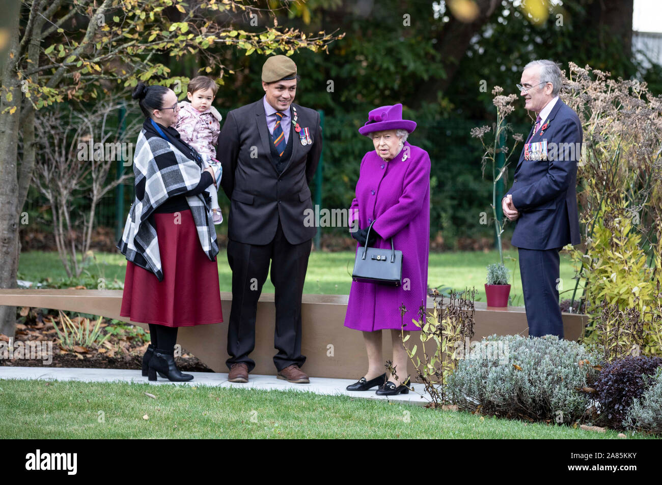 Die Königin steht in der neuen gemeinschaftlichen Garten am RBLI Dorf in Kent mit Gärtner und Veteran John Ahben von Fidschi, seine Tochter Alice und Partner Louise Johnson. Die Queen besucht die Royal British Legion Industries Dorf in Aylesford, Kent, Hundertjahrfeier des Nächstenliebe zu feiern. Stockfoto