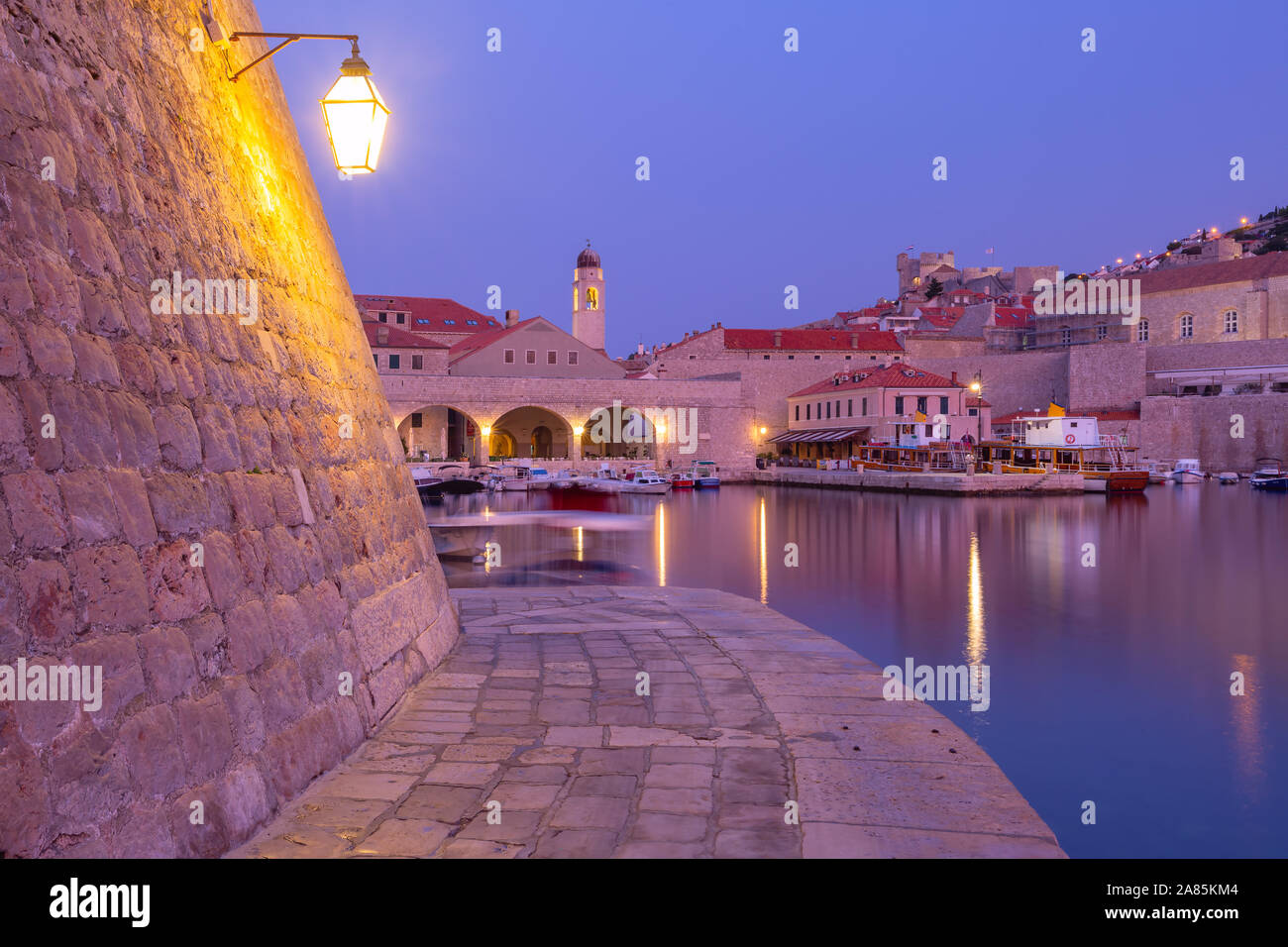 Der alte Hafen und die Altstadt von Dubrovnik während Morgen blaue Stunde, Kroatien Stockfoto